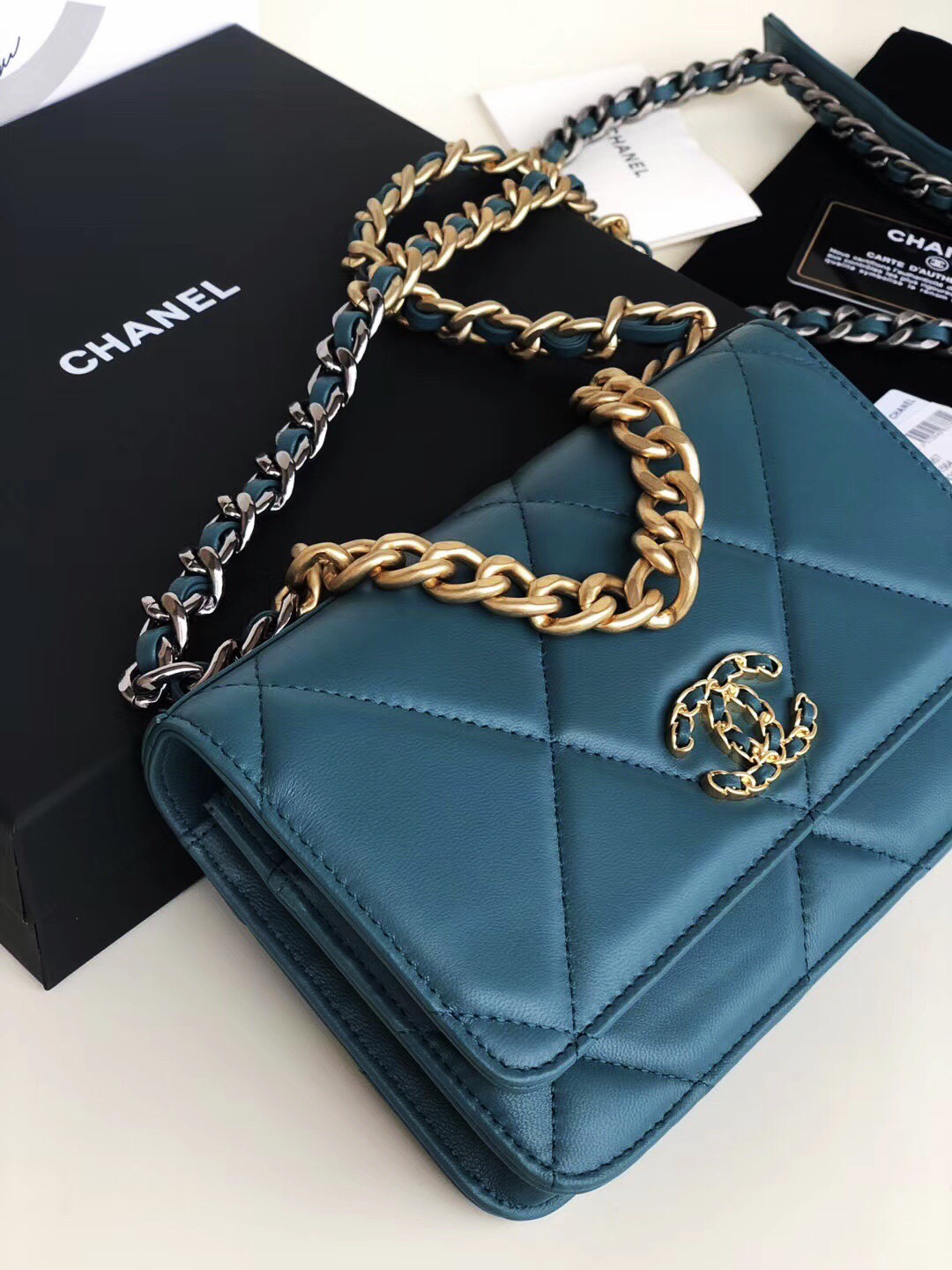 Ch**el 19 wallet on chain leather midnight green ap0957 19 x 11.5 x 7 cm