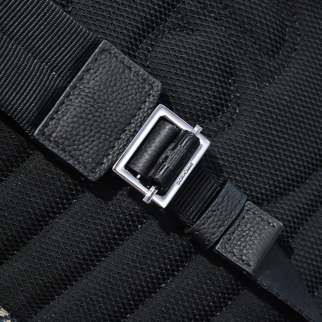 D10r oblique jacquard backpack beige and black 30 x 42 x 15 cm