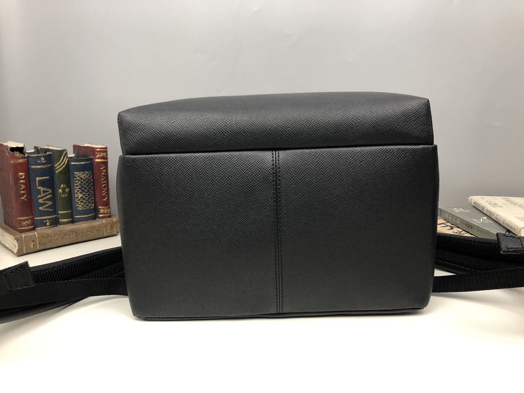 l0vis Vvtt0n discovery backpack pm taiga leather black m33450 37 x 40 x 20 cm