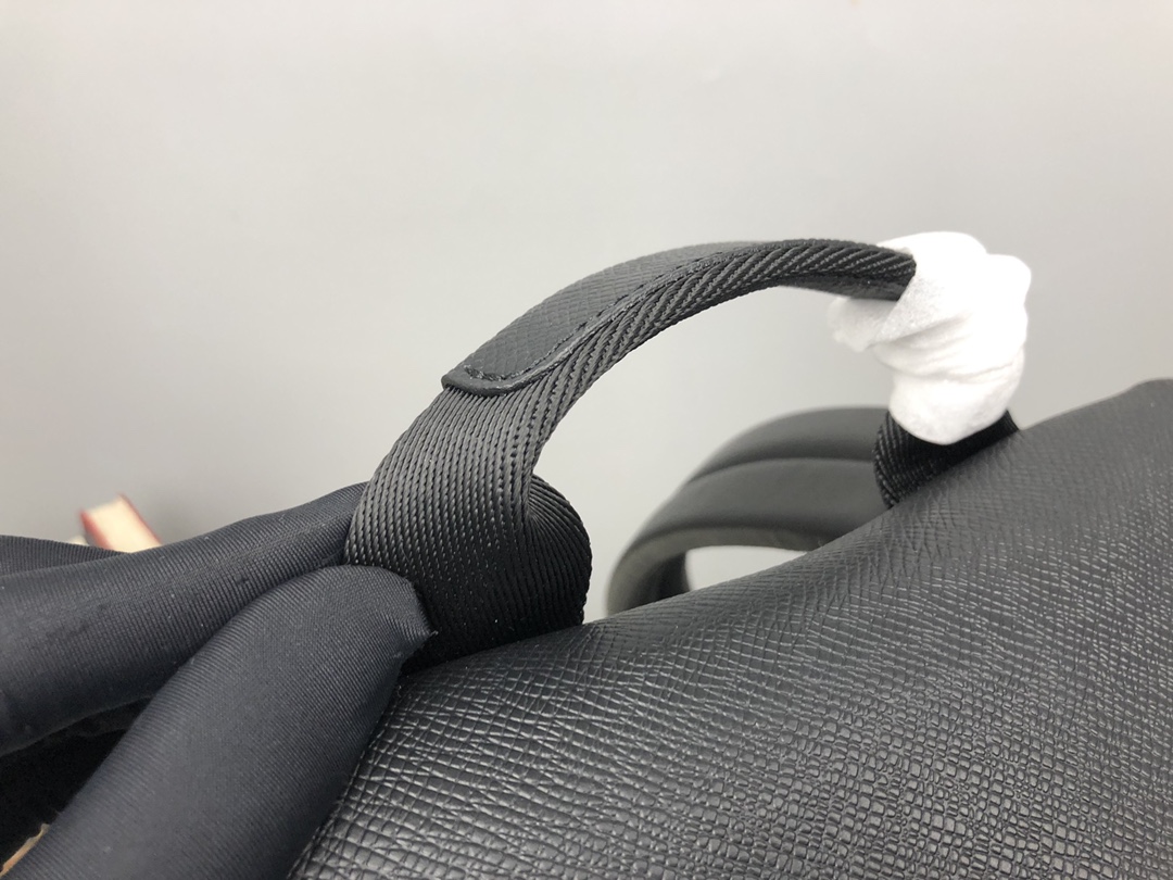 l0vis Vvtt0n discovery backpack pm taiga leather black m33450 37 x 40 x 20 cm