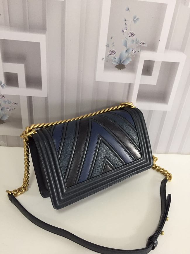 Ch**el medium chevron mix leather flap boy bag blue a67086 25 x 16 x 9 cm