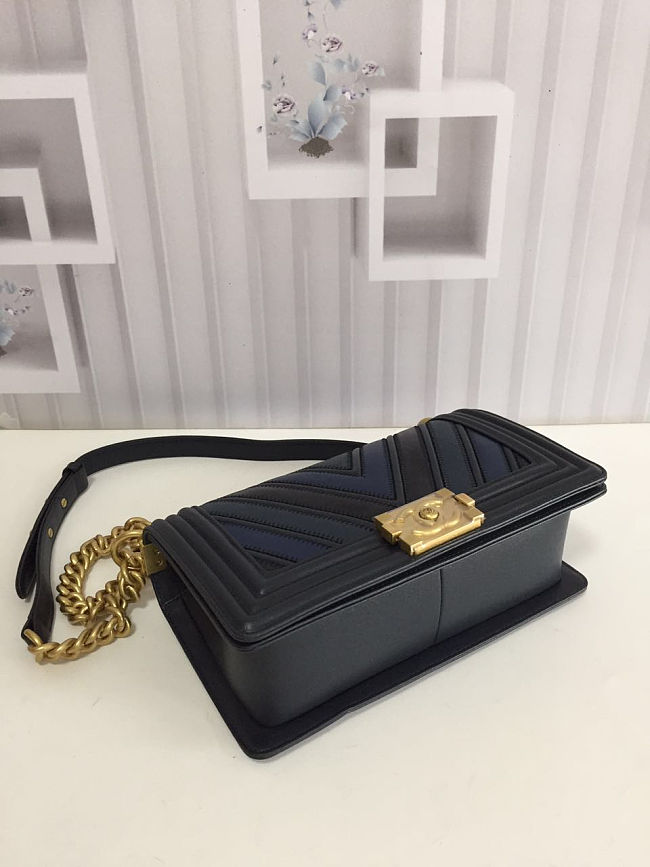 Ch**el medium chevron mix leather flap boy bag blue a67086 25 x 16 x 9 cm