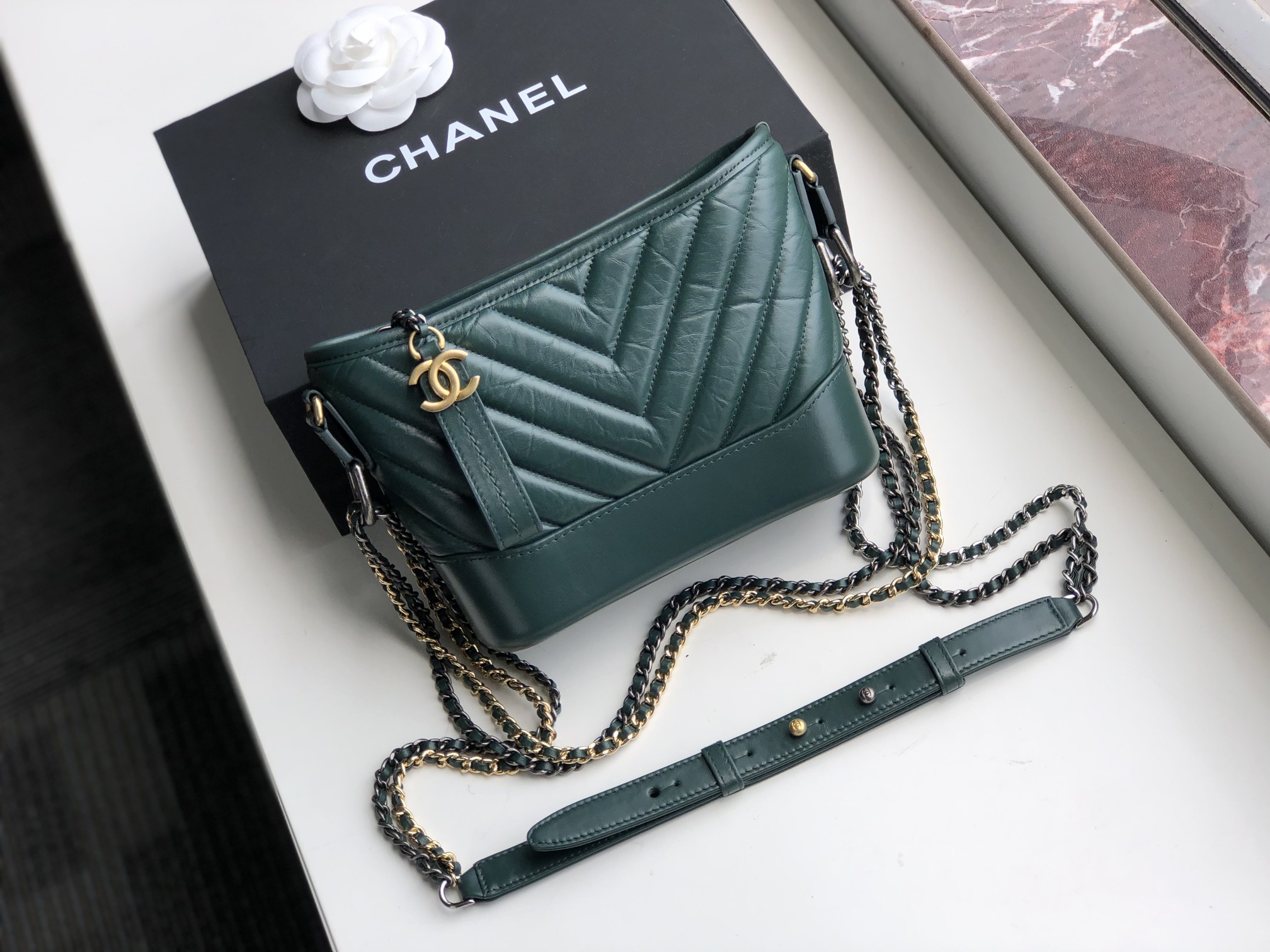 Ch**el small gabrielle chevron hobo bag aged calfskin green a91810 20 x 15 x 8 cm