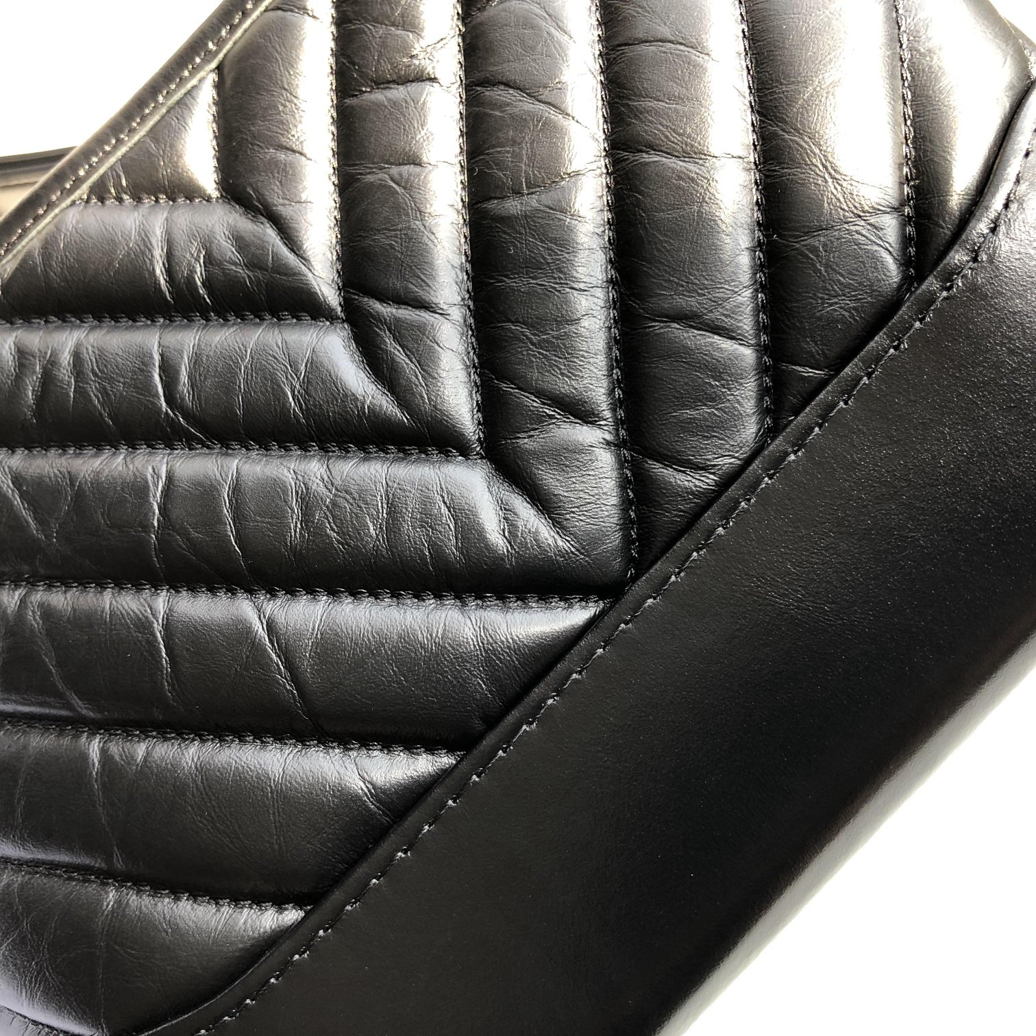 Ch**el small gabrielle chevron hobo bag aged calfskin black a91810 20 x 15 x 8 cm