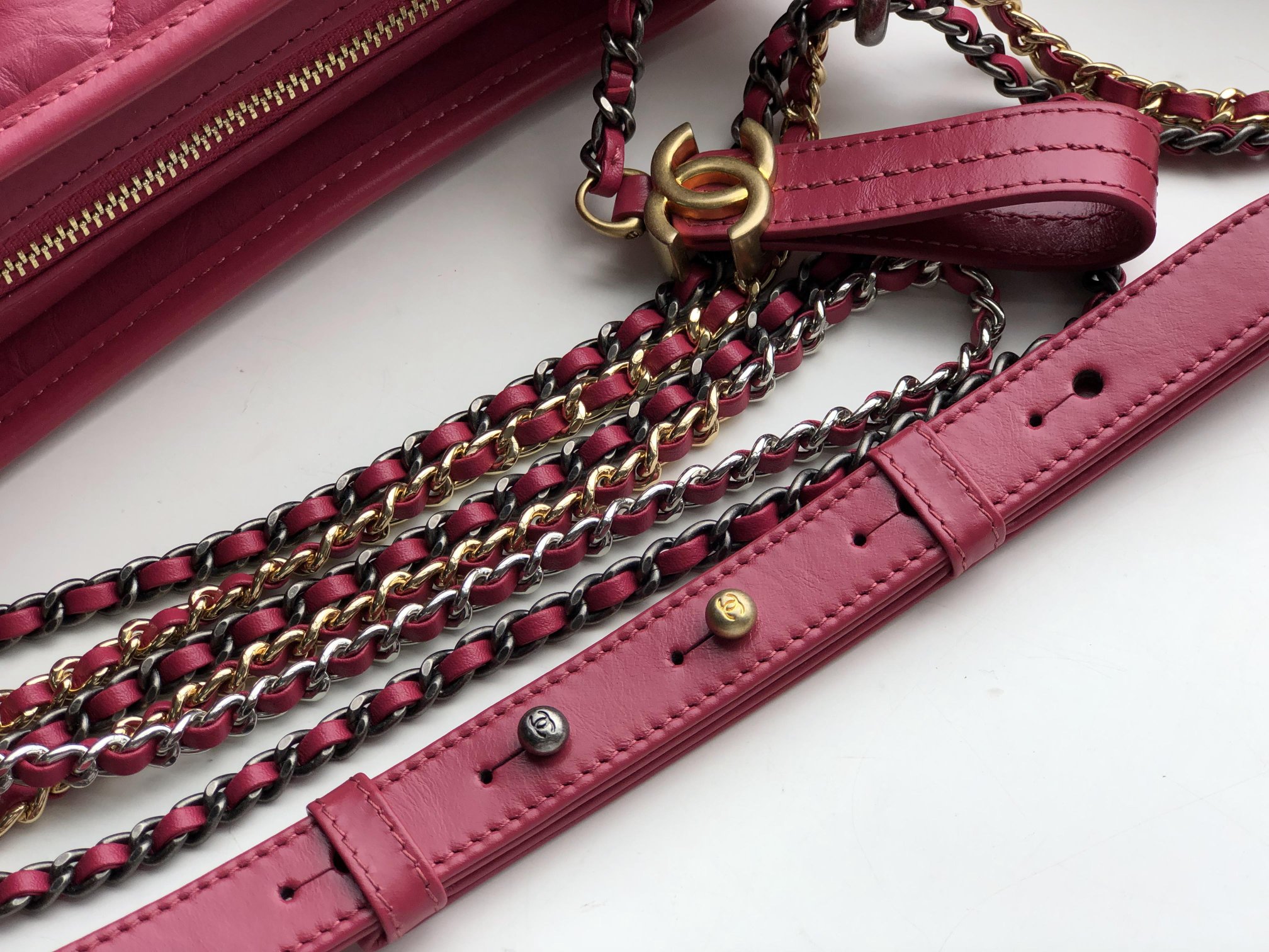 Ch**el small gabrielle chevron hobo bag aged calfskin garnet pink a91810 20 x 15 x 8 cm