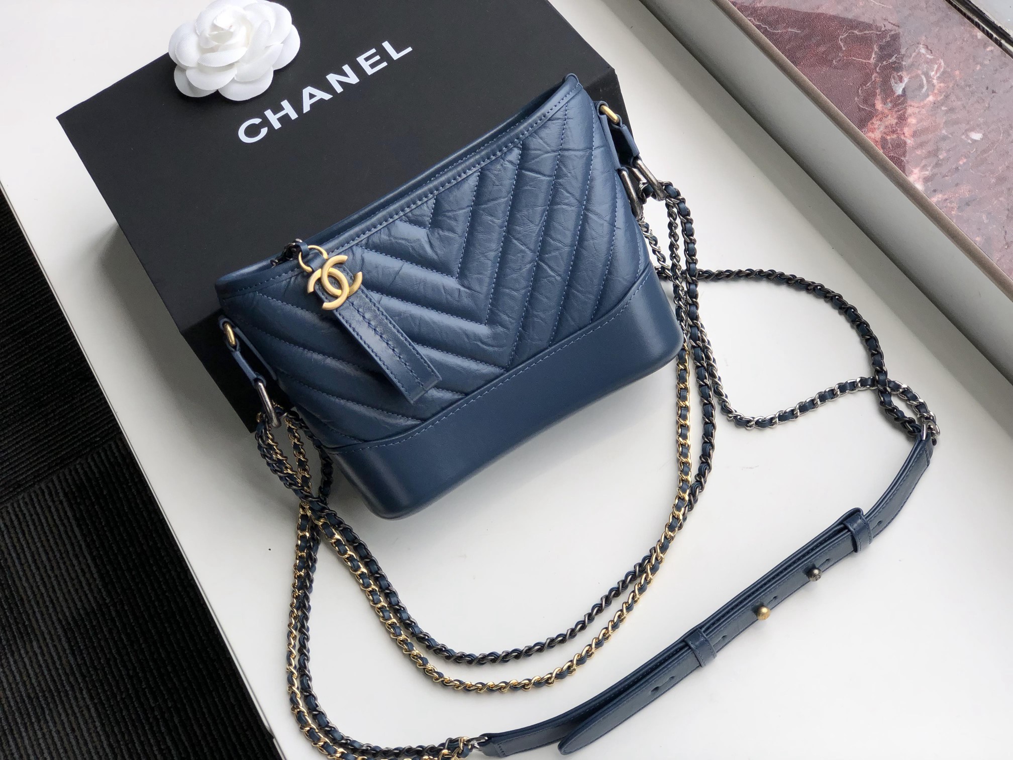 Ch**el small gabrielle chevron hobo bag aged calfskin navy blue a91810 20 x 15 x 8 cm