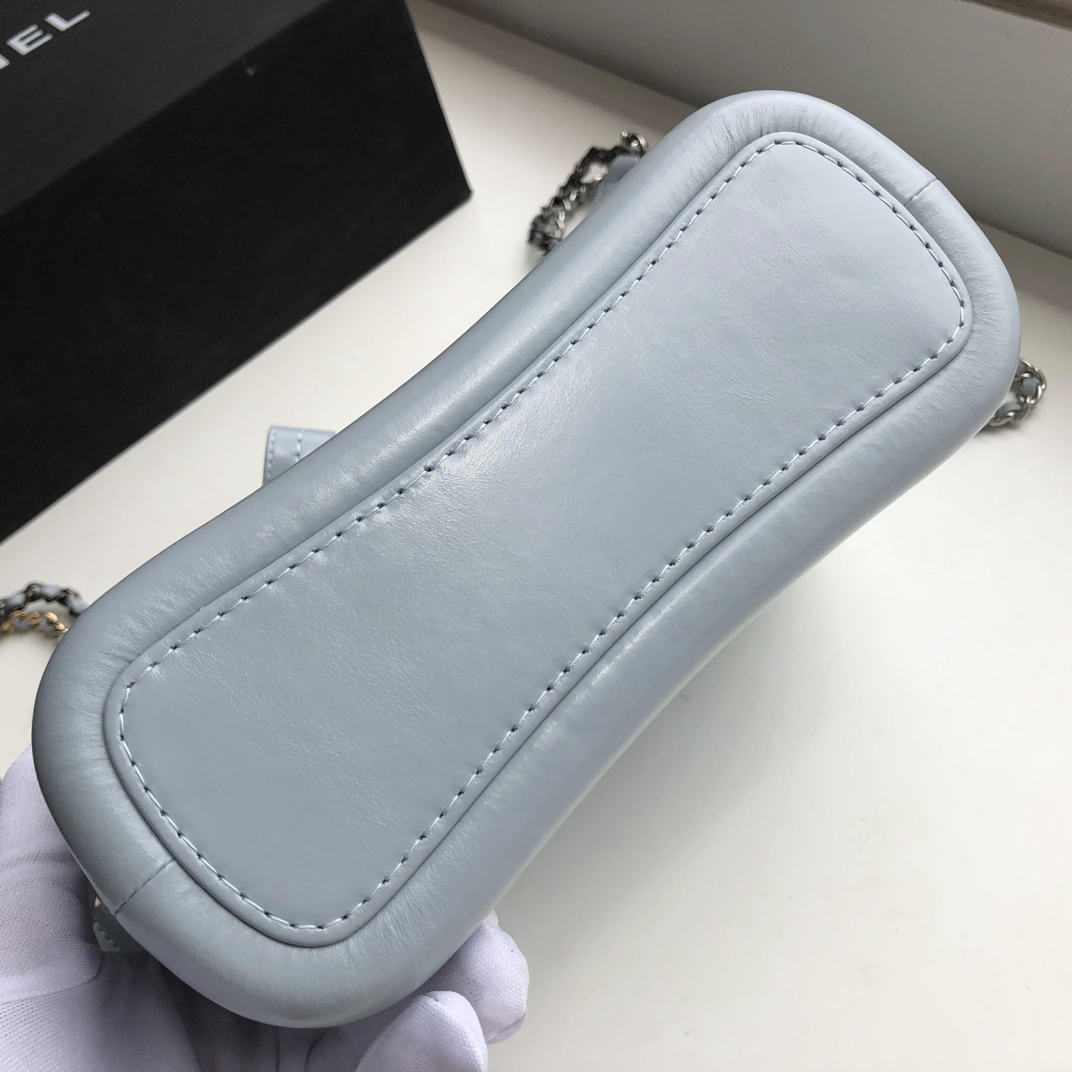 Ch**el small gabrielle chevron hobo bag aged calfskin sky blue a91810 20 x 15 x 8 cm