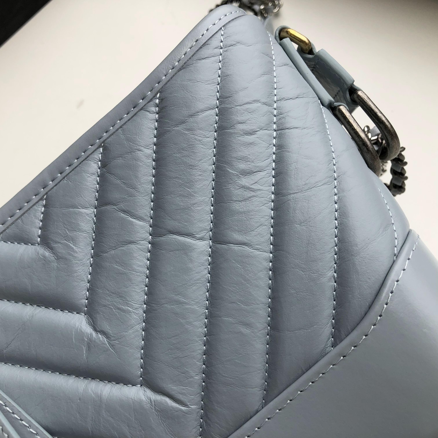 Ch**el small gabrielle chevron hobo bag aged calfskin sky blue a91810 20 x 15 x 8 cm