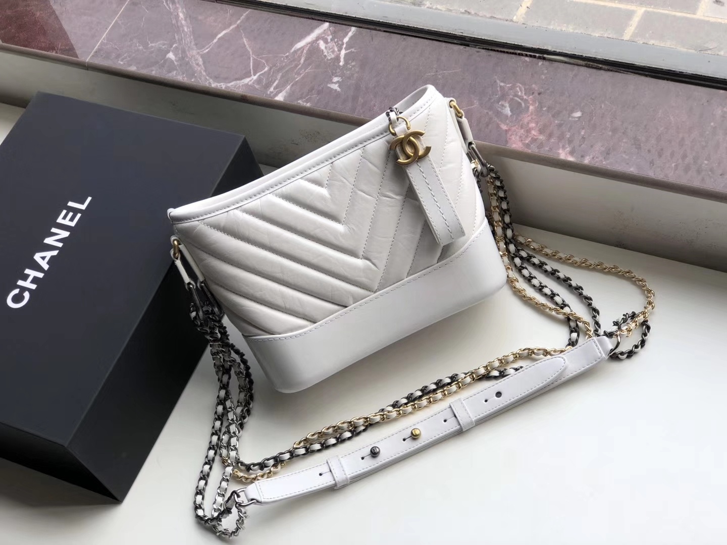 Ch**el small gabrielle chevron hobo bag aged calfskin white a91810 20 x 15 x 8 cm