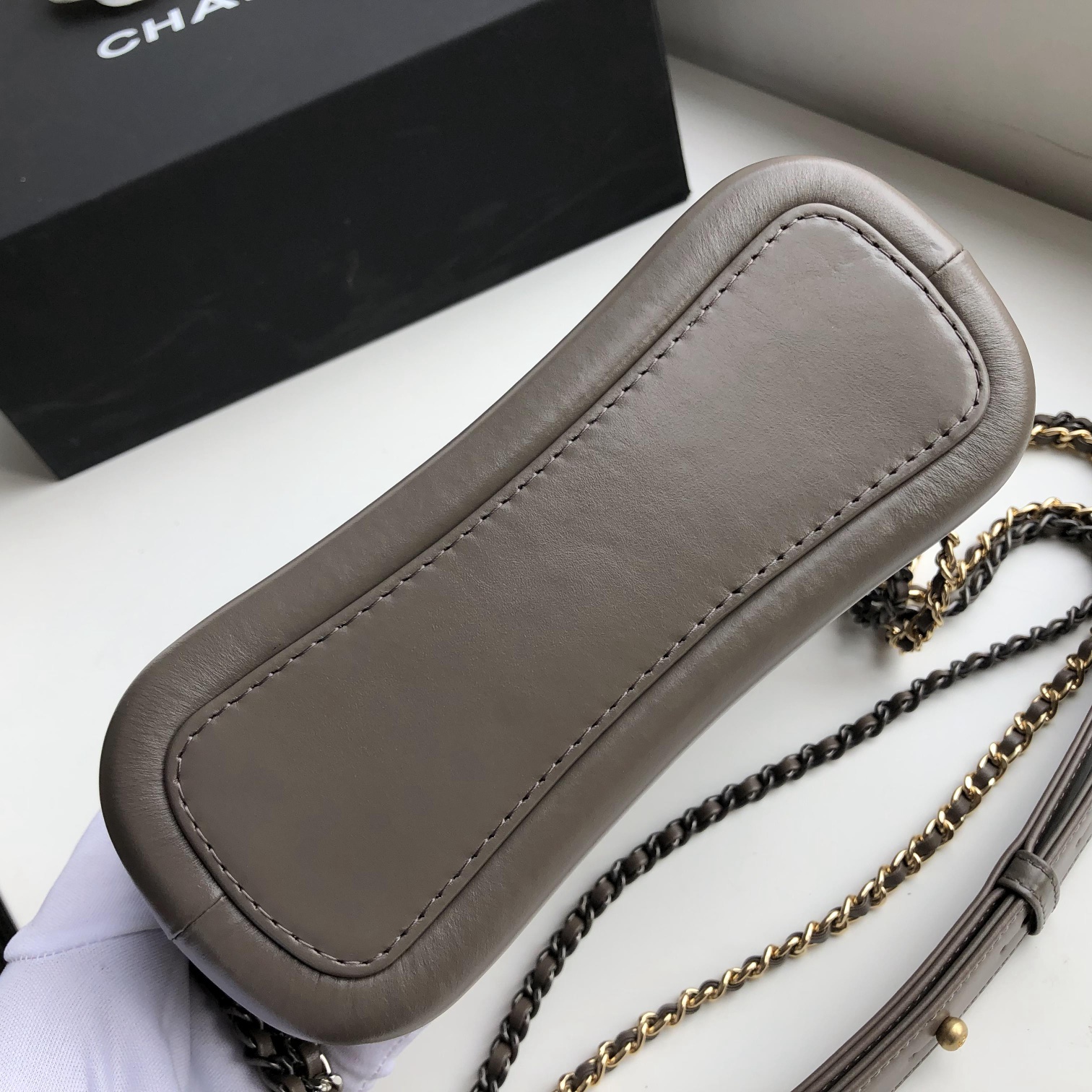 Ch**el small gabrielle hobo bag aged calfskin grey a91810 20 x 15 x 8 cm