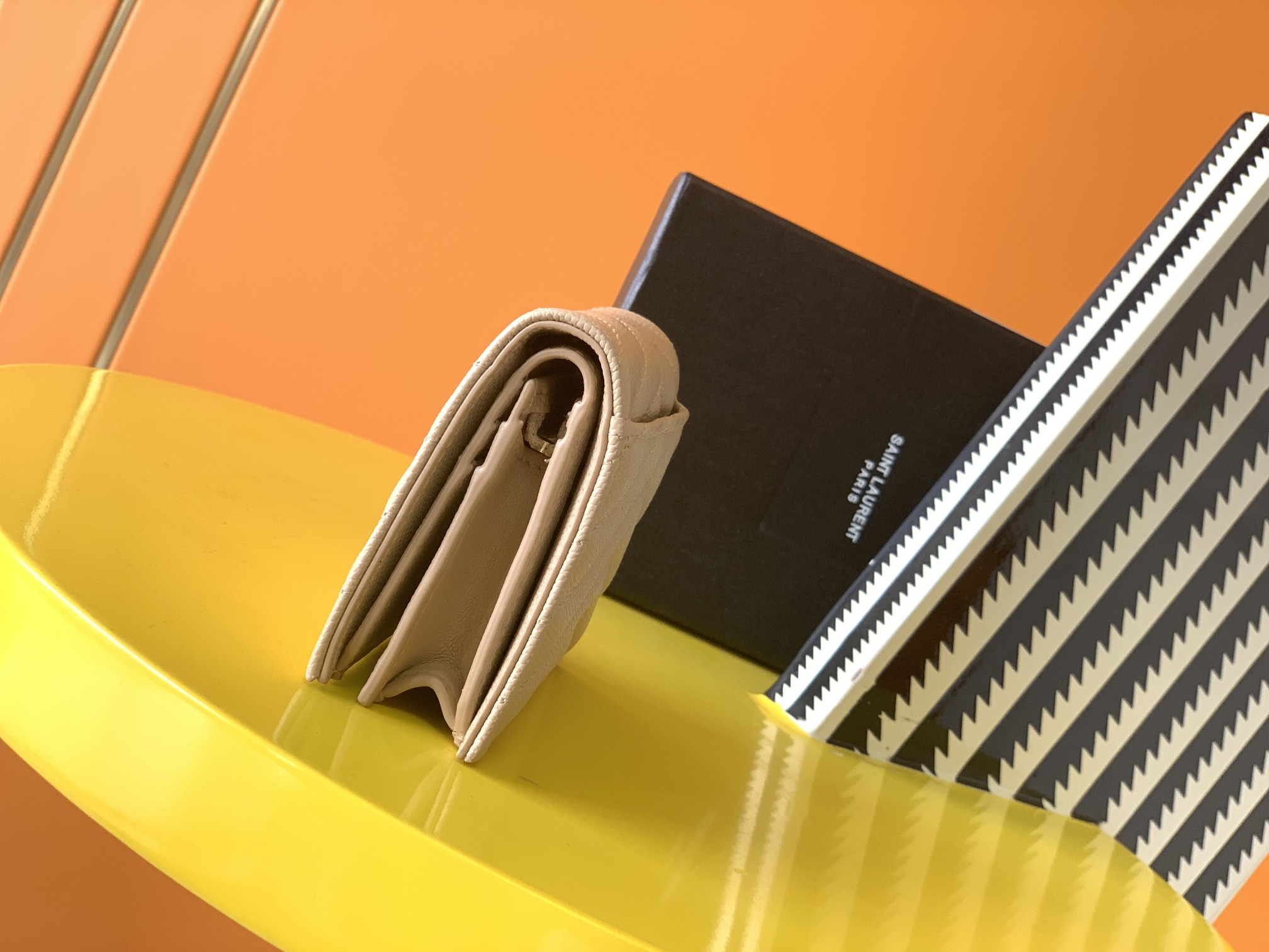 Y51 monogram card case in grain de poudre embossed leather beige 530841 11 x 8.5 x 3 cm