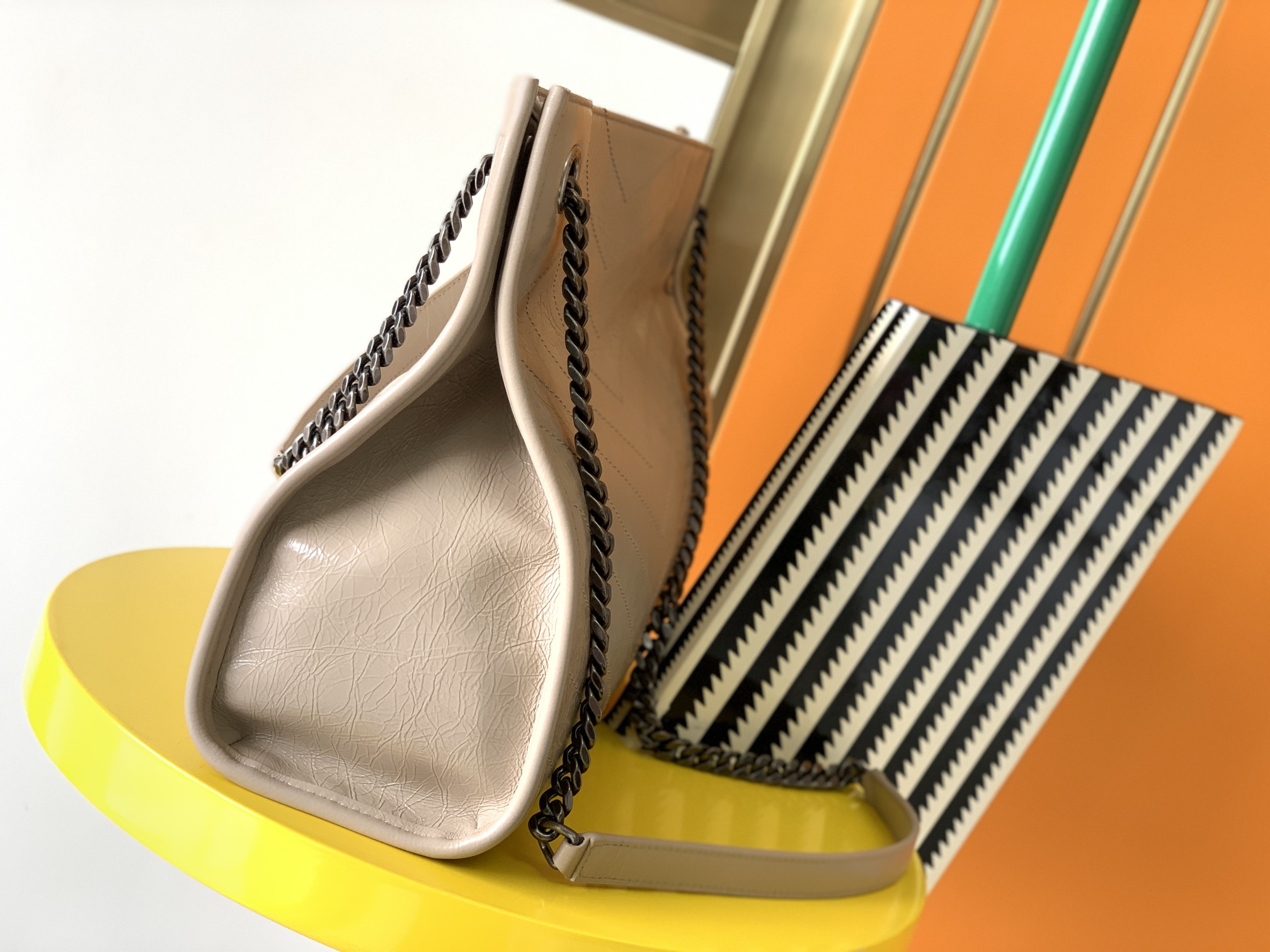 Y51 medium niki shopping bag in crinkled vintage leather creme 577999 33 x 27 x 11.5 cm