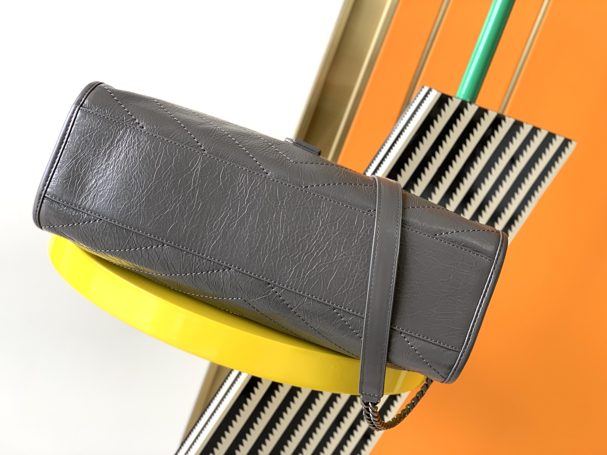 Y51 medium niki shopping bag in crinkled vintage leather dark grey 577999 33 x 27 x 11.5 cm