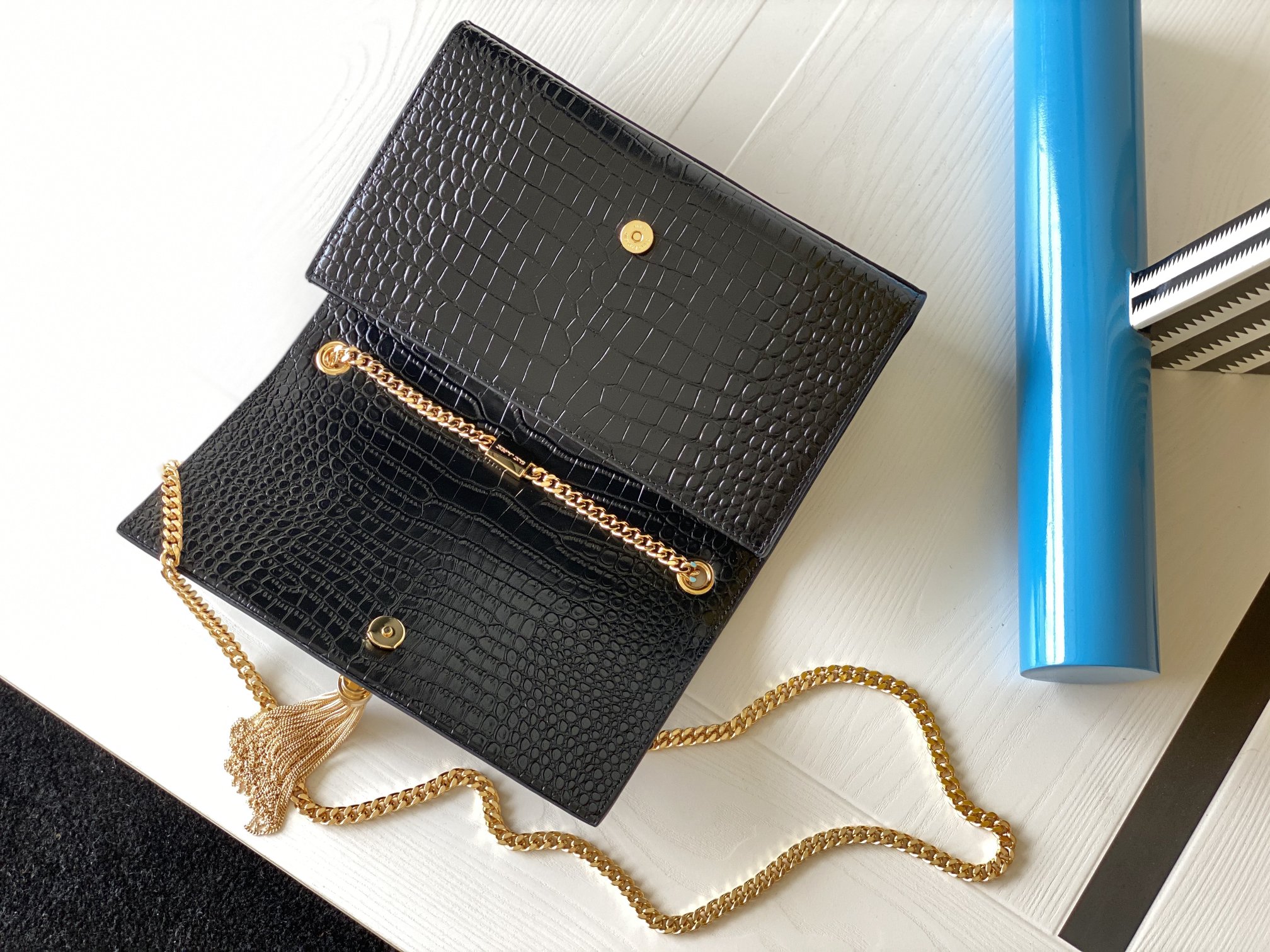 Y51 medium kate with tassel in crocodile-embossed shiny leather black 354119 24 x 14.5 x 5.5 cm