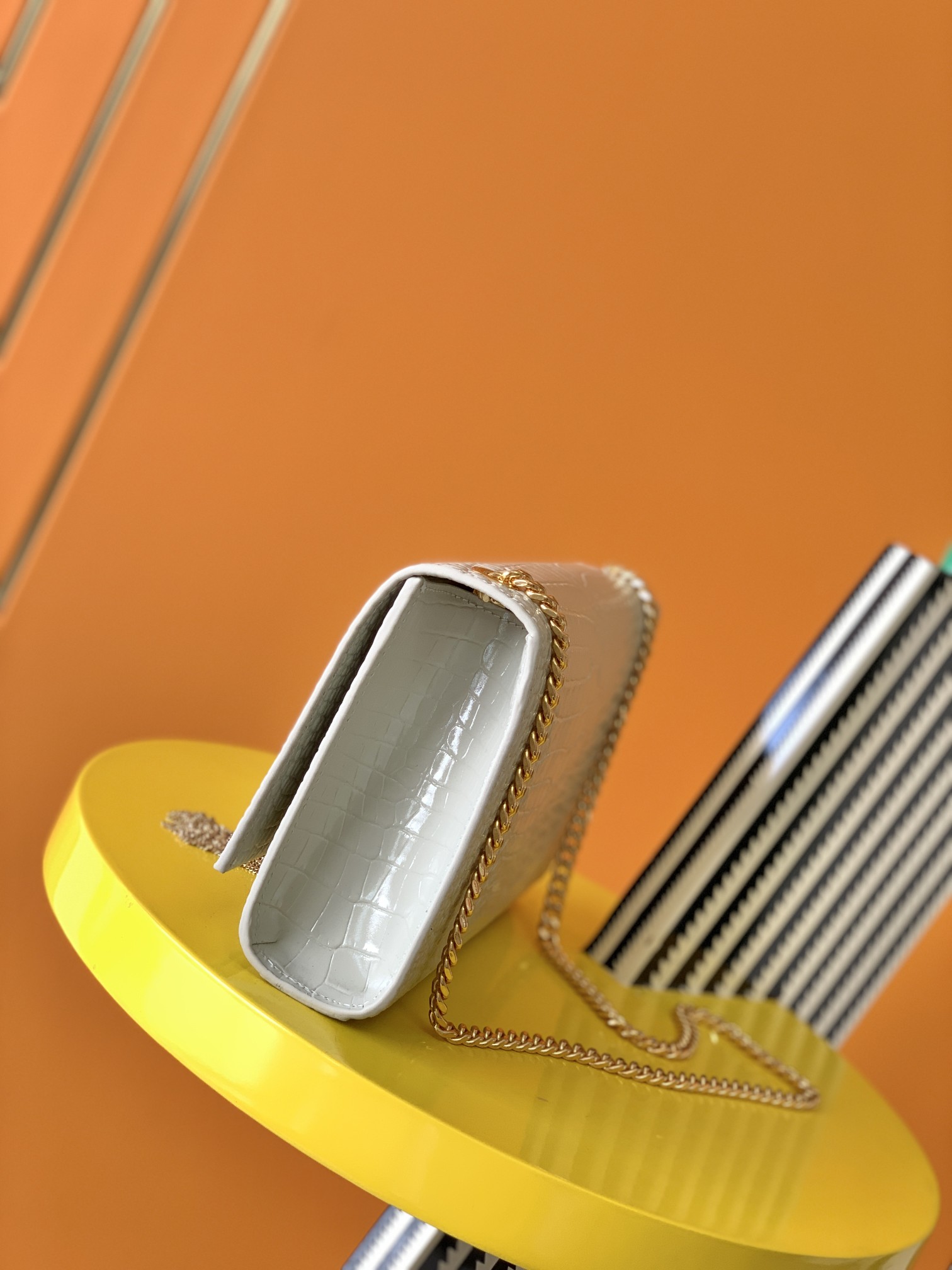 Y51 medium kate with tassel in crocodile-embossed shiny leather white 354119 24 x 14.5 x 5.5 cm