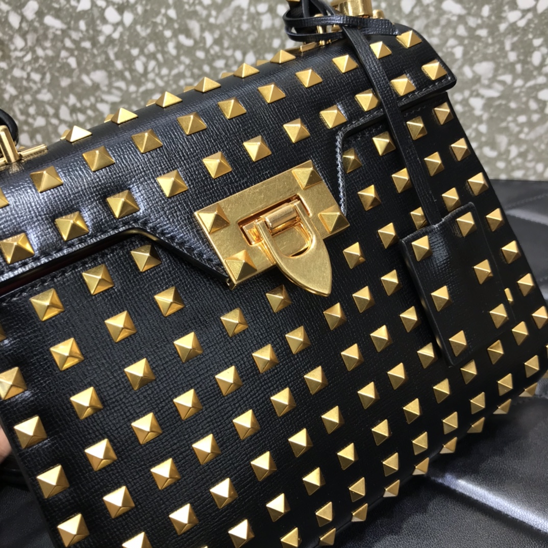 Va1e*ntin0 small rockstud alcove grainy calfskin handbag with all-over studs black ww2b0j71dan 22 x 17 x 9 cm