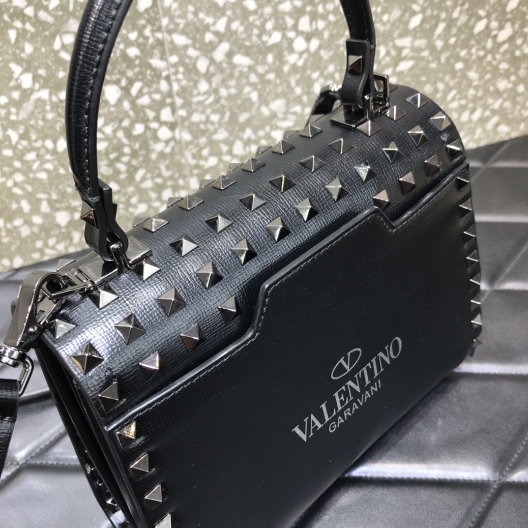 Va1e*ntin0 small rockstud alcove grainy calfskin handbag with all-over studs black metal ww2b0j71dan 22 x 17 x 9 cm