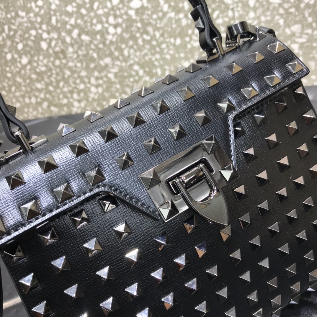 Va1e*ntin0 small rockstud alcove grainy calfskin handbag with all-over studs black metal ww2b0j71dan 22 x 17 x 9 cm
