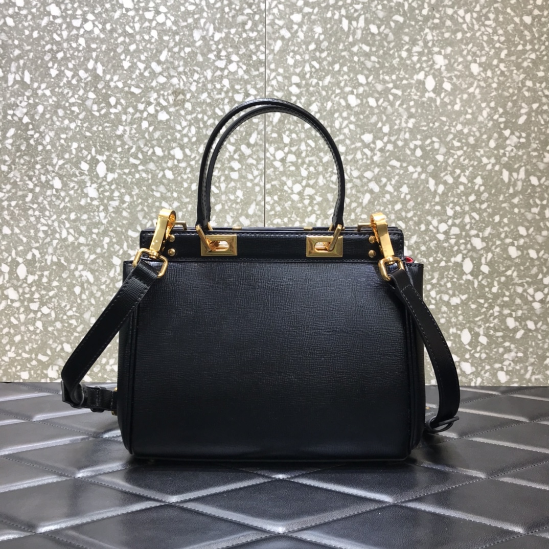 Va1e*ntin0 medium rockstud alcove handbag in grainy calfskin black ww2b0j41bqz 23 x 20 x 6 cm