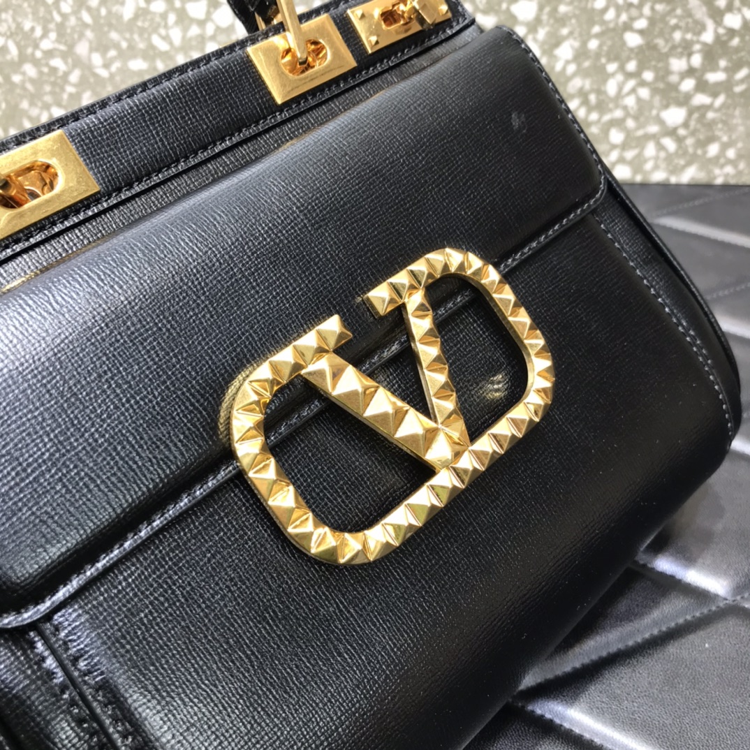 Va1e*ntin0 medium rockstud alcove handbag in grainy calfskin black ww2b0j41bqz 23 x 20 x 6 cm