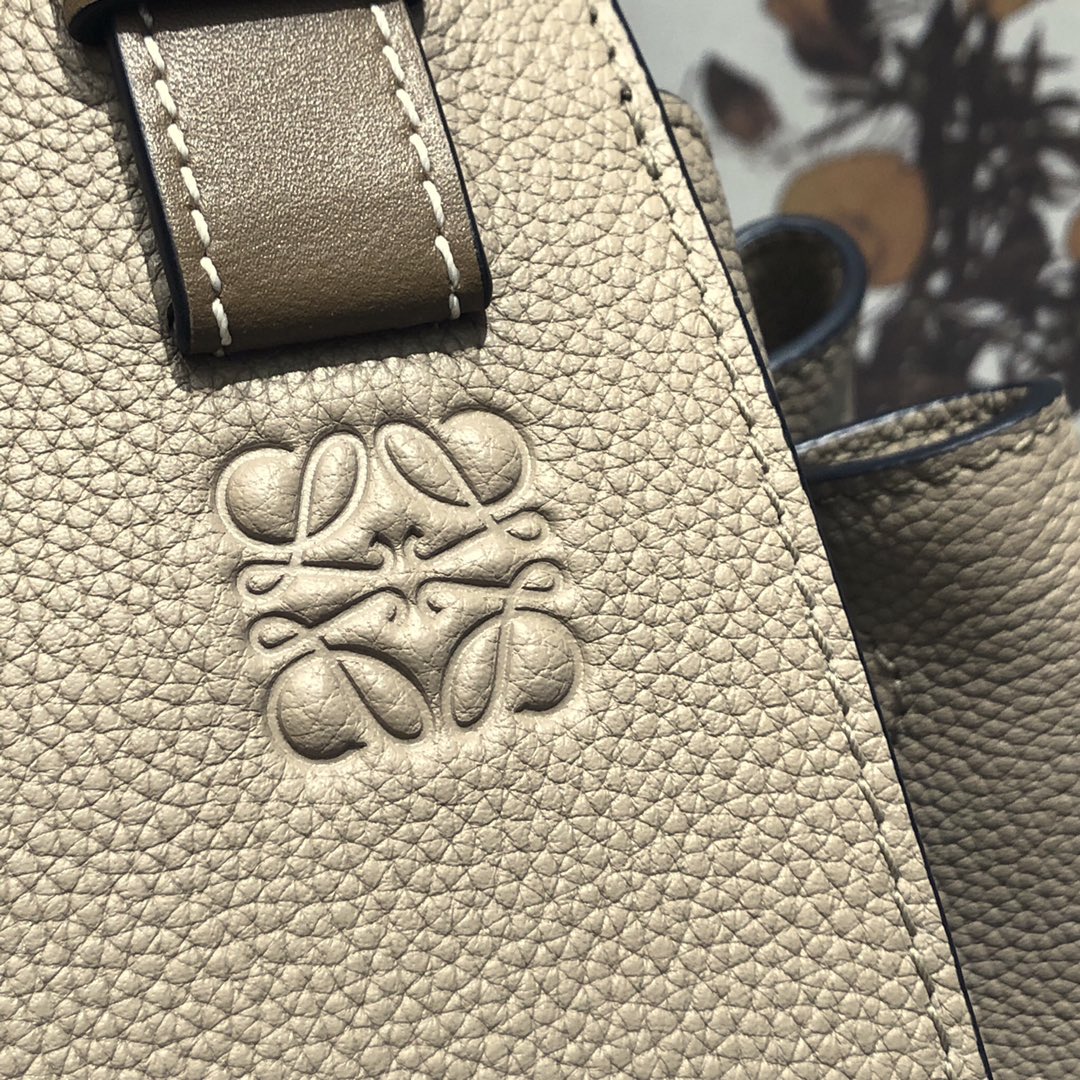 L0ew* small hammock bag cassic calfskin leather sand 387.30.s35 26 x 21 x 14 cm