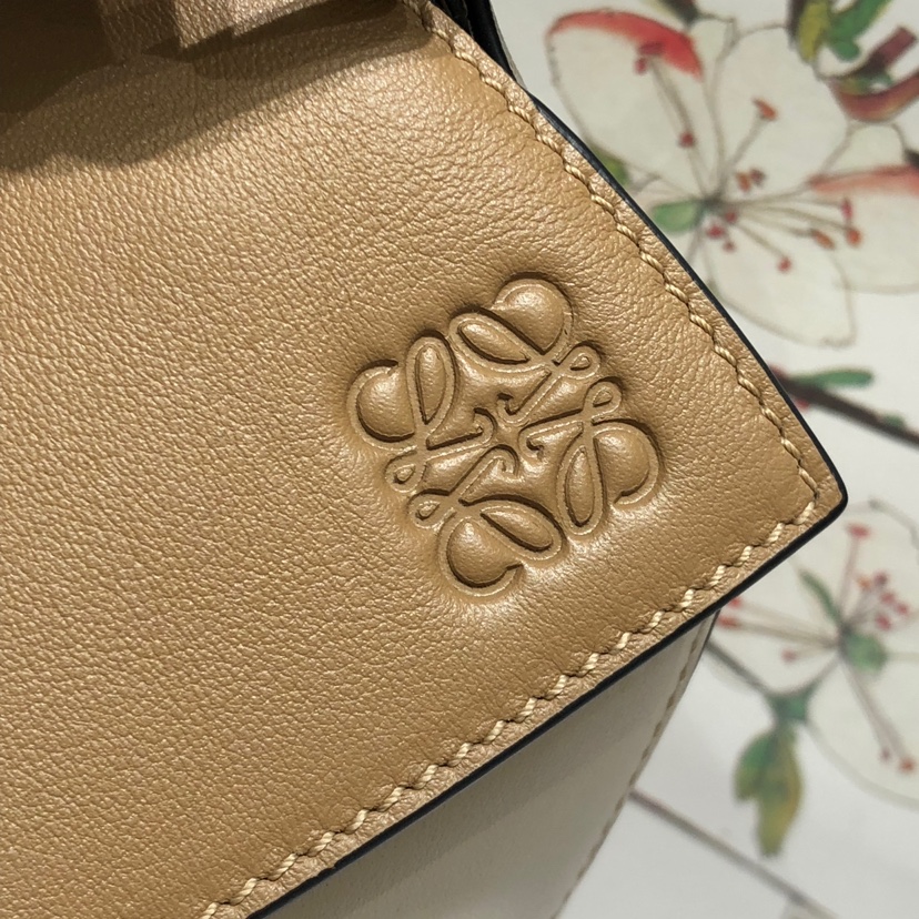 L0ew* small puzzle bag cassic calfskin leather sand/white a510s21x55 24 x 14 x 11 cm