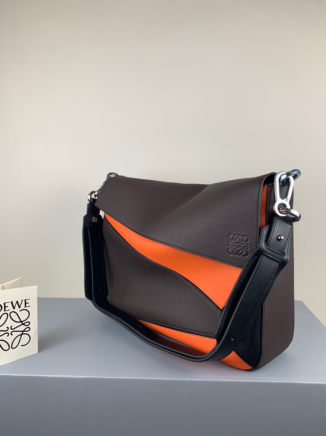 L0ew* puzzle messenger bag classic calfskin dark brown/neon orange 37 x 25 x 9 cm