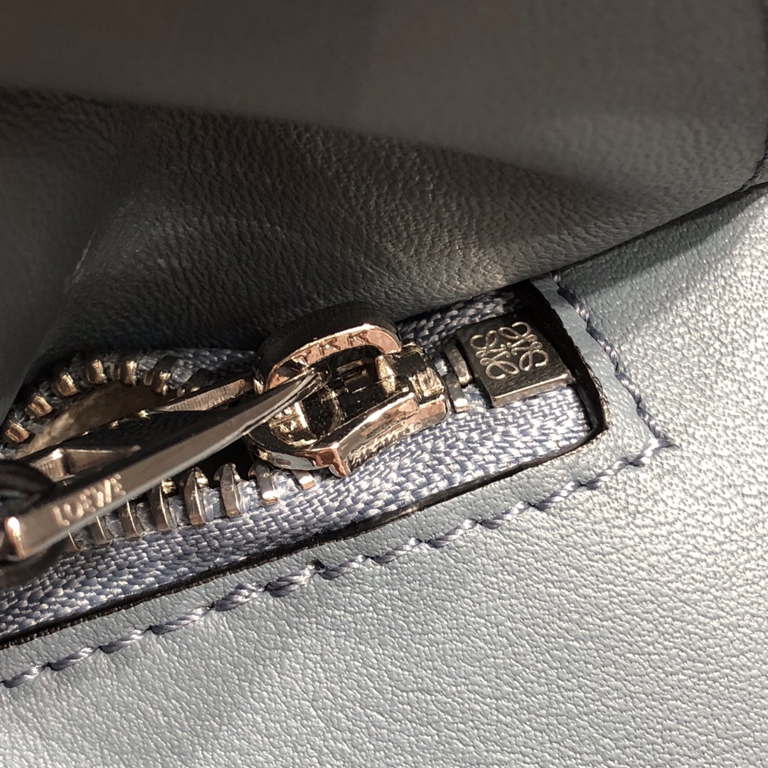 L0ew* medium puzzle bag classic calfskin pastel blue 322.30.s20 29 x 18 x 12 cm