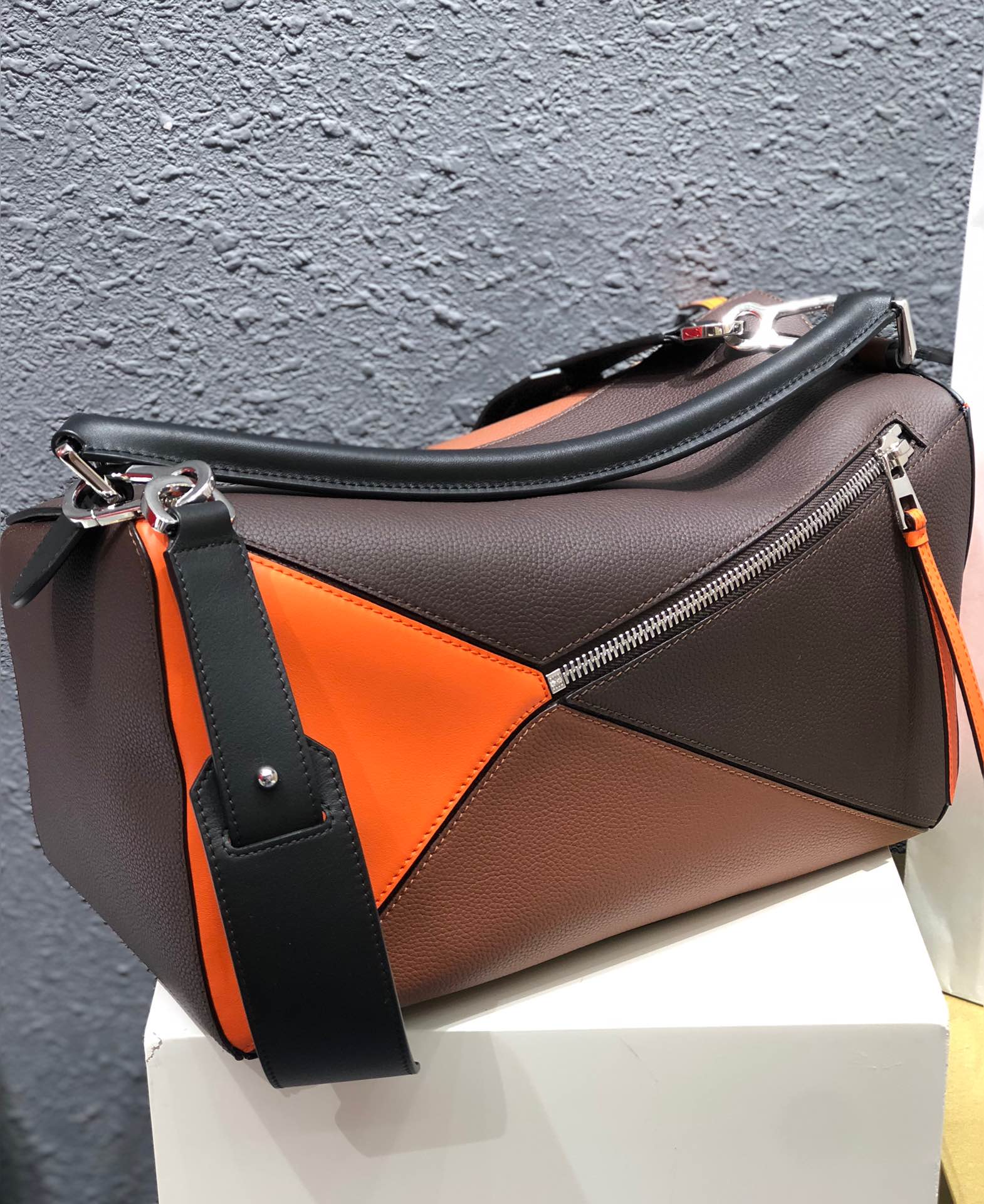 L0ew* large puzzle edge bag grained calfskin black/neon orange b510140x01 35 × 17 × 24 cm