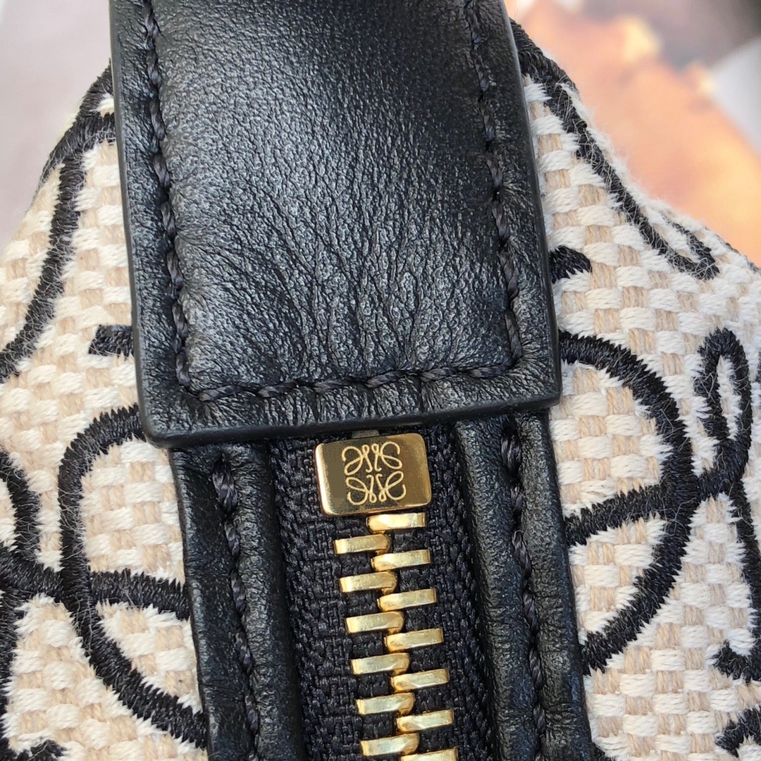 L0ew* medium cubi bag anagram jacquard and calfskin ecru/black a906k68x04 25 x 21 x 16.5 cm