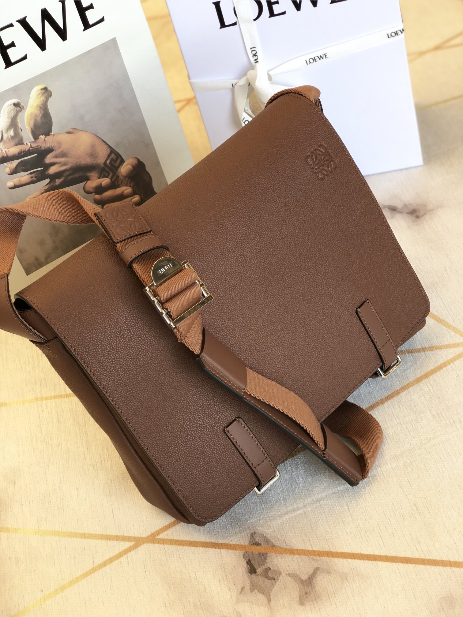 L0ew* military messenger bag soft grained calfskin tan b553a14x03 33 x 10 x 25 cm
