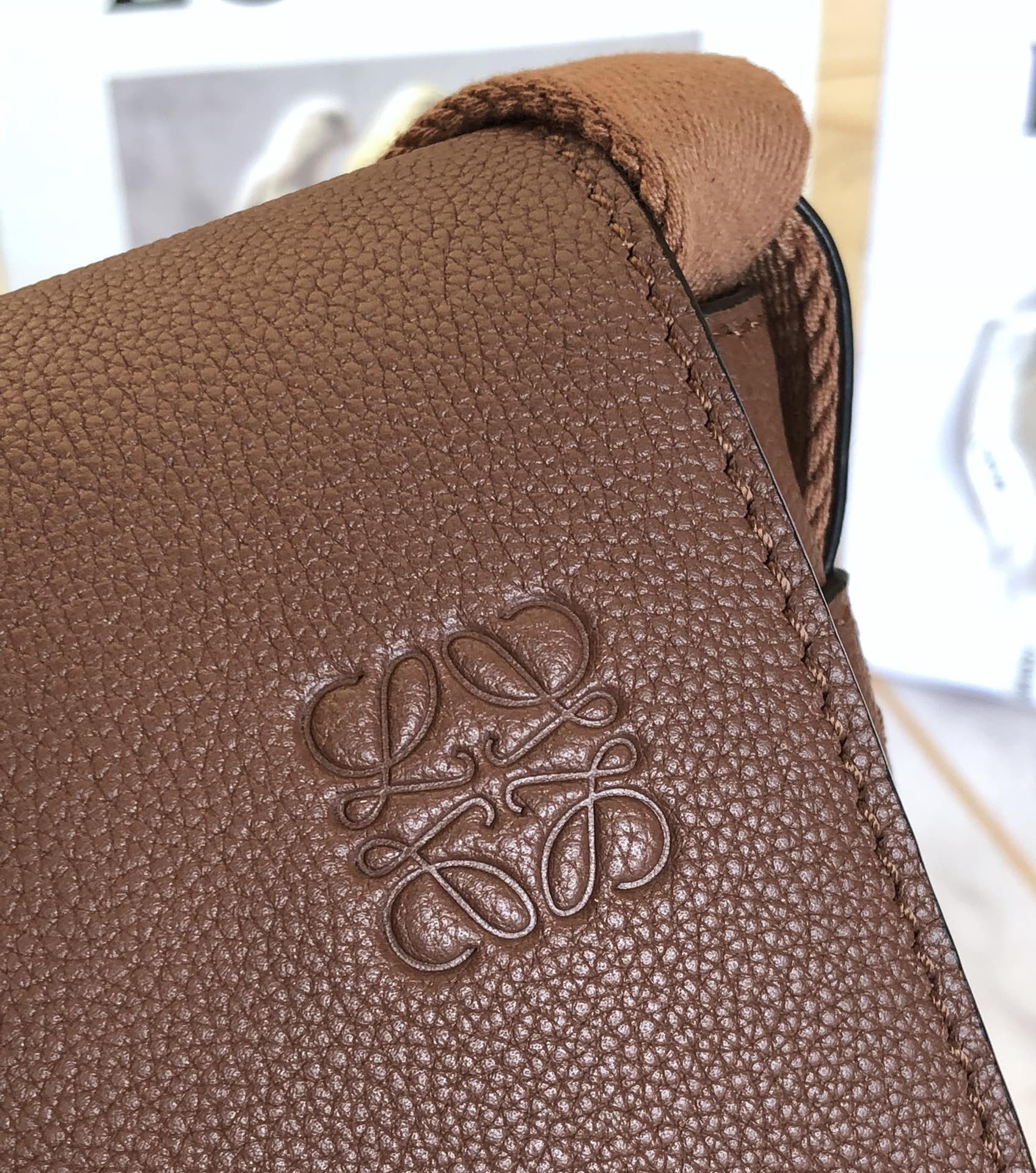 L0ew* military messenger bag soft grained calfskin tan b553a14x03 33 x 10 x 25 cm