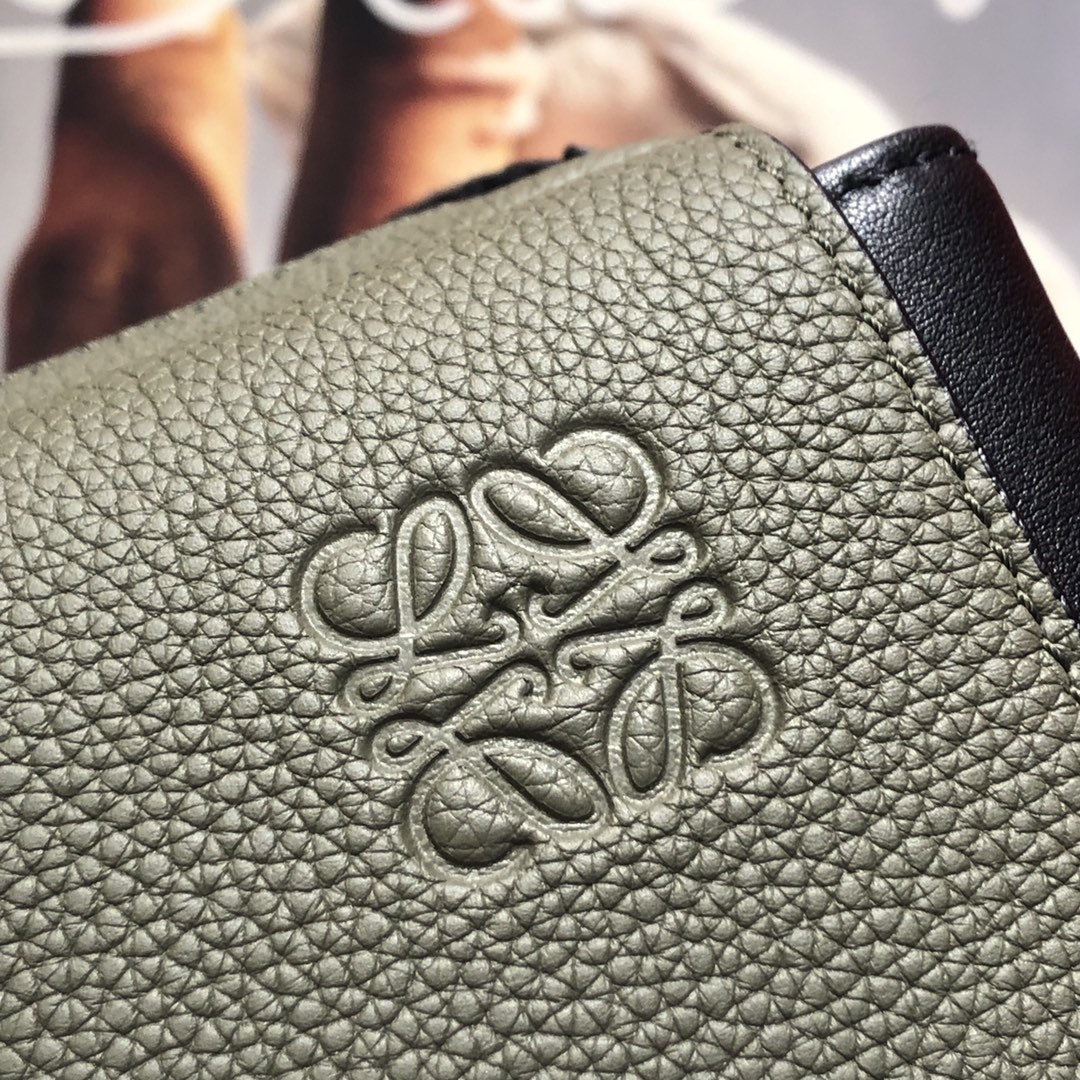 L0ew* xs military messenger bag soft grained calfskin khakki green 23 × 18 × 9 cm