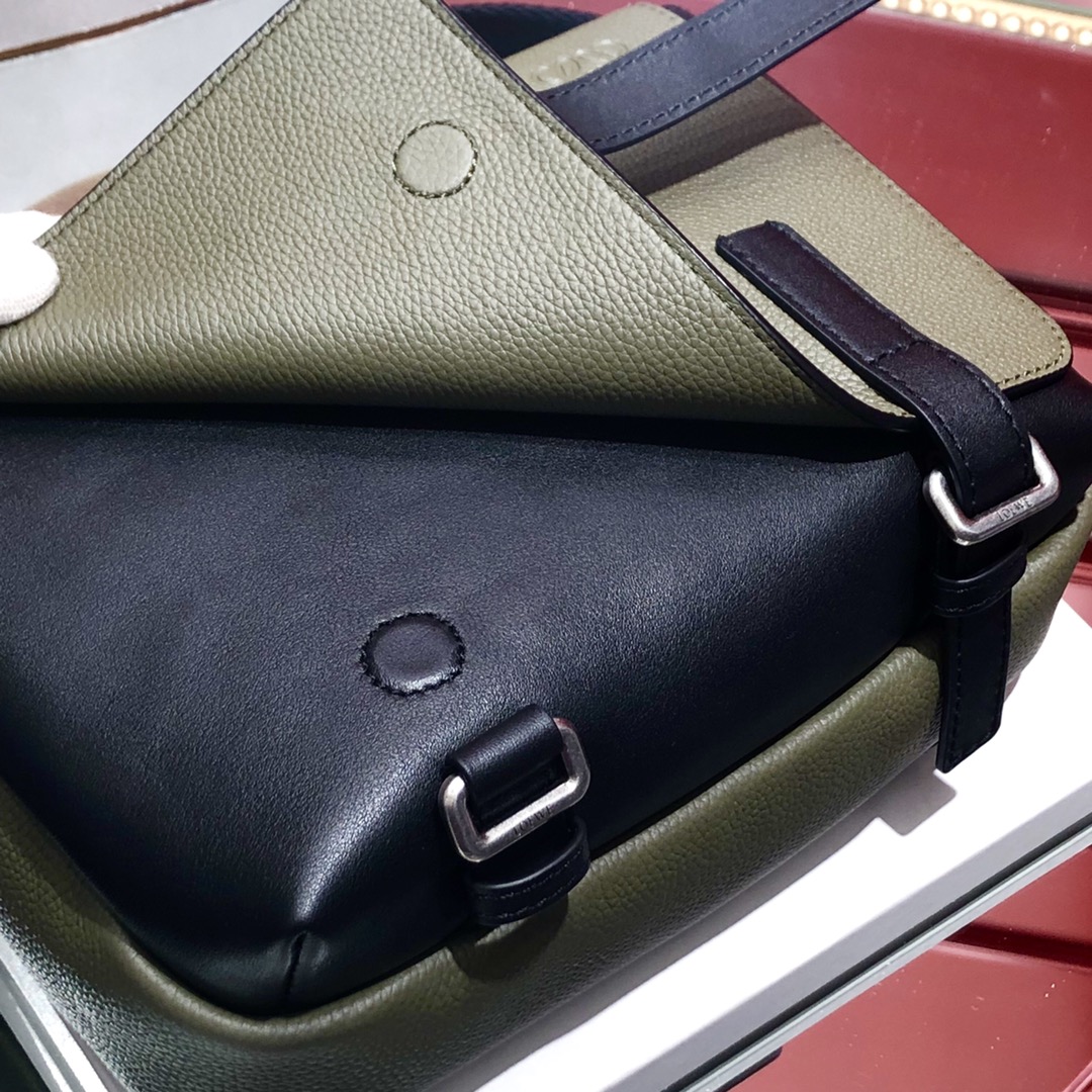 L0ew* xs military messenger bag soft grained calfskin khakki green 23 × 18 × 9 cm