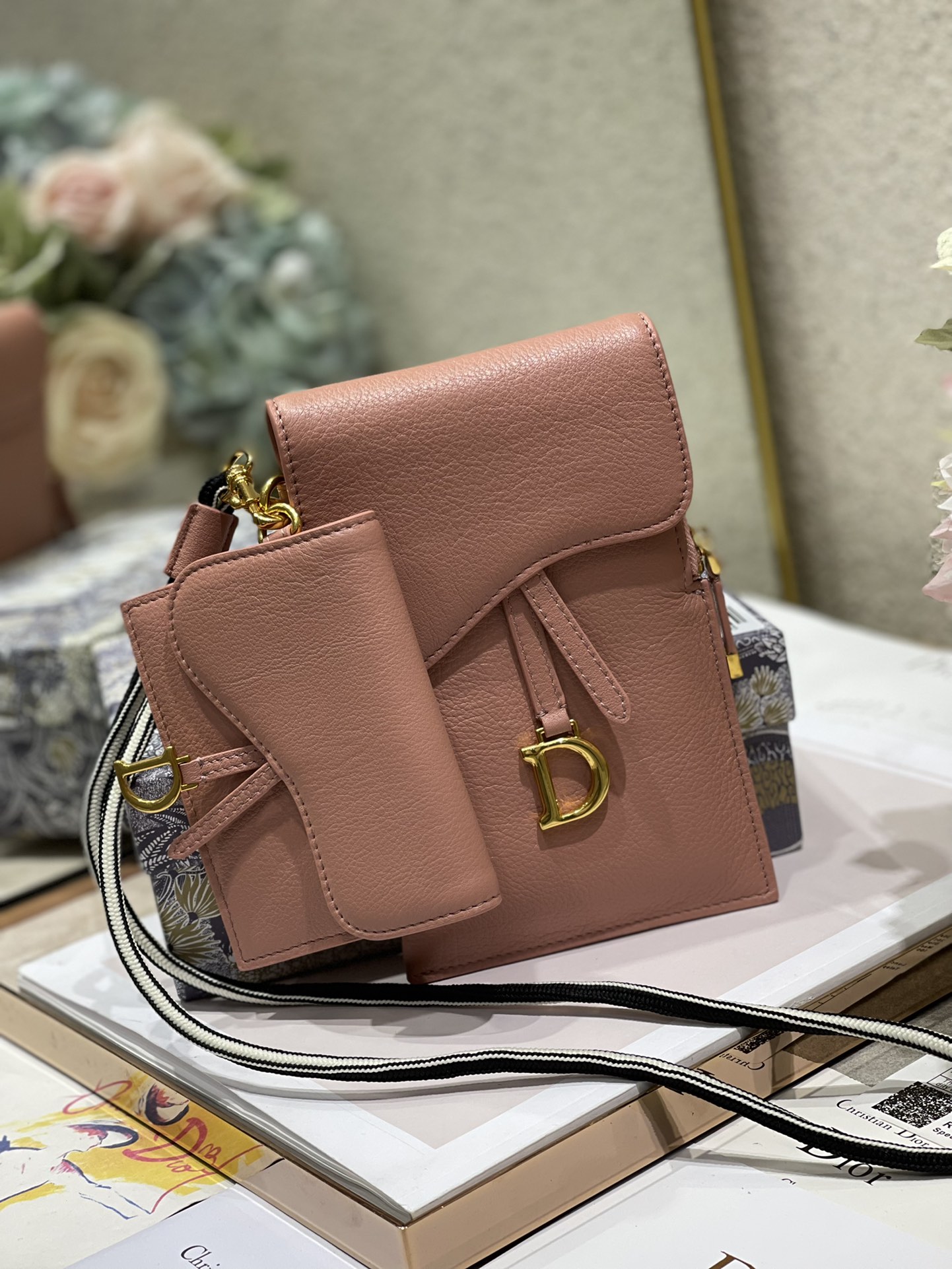 D10r saddle multifunction pouch leather pink powder 18.5 x 12 x 7.5 cm