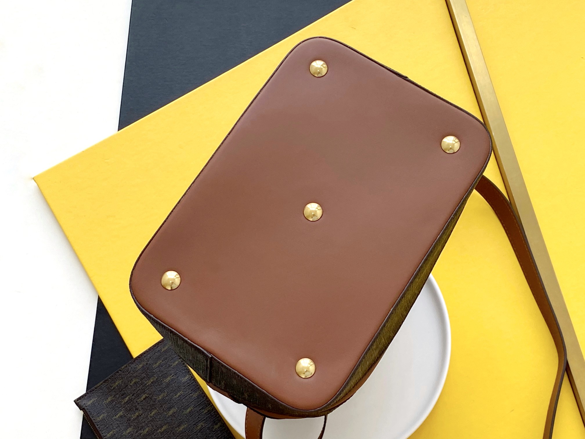 Y51 le monogramme bucket bag canvas and smooth leather 5686062 25 x 17 x 30 cm