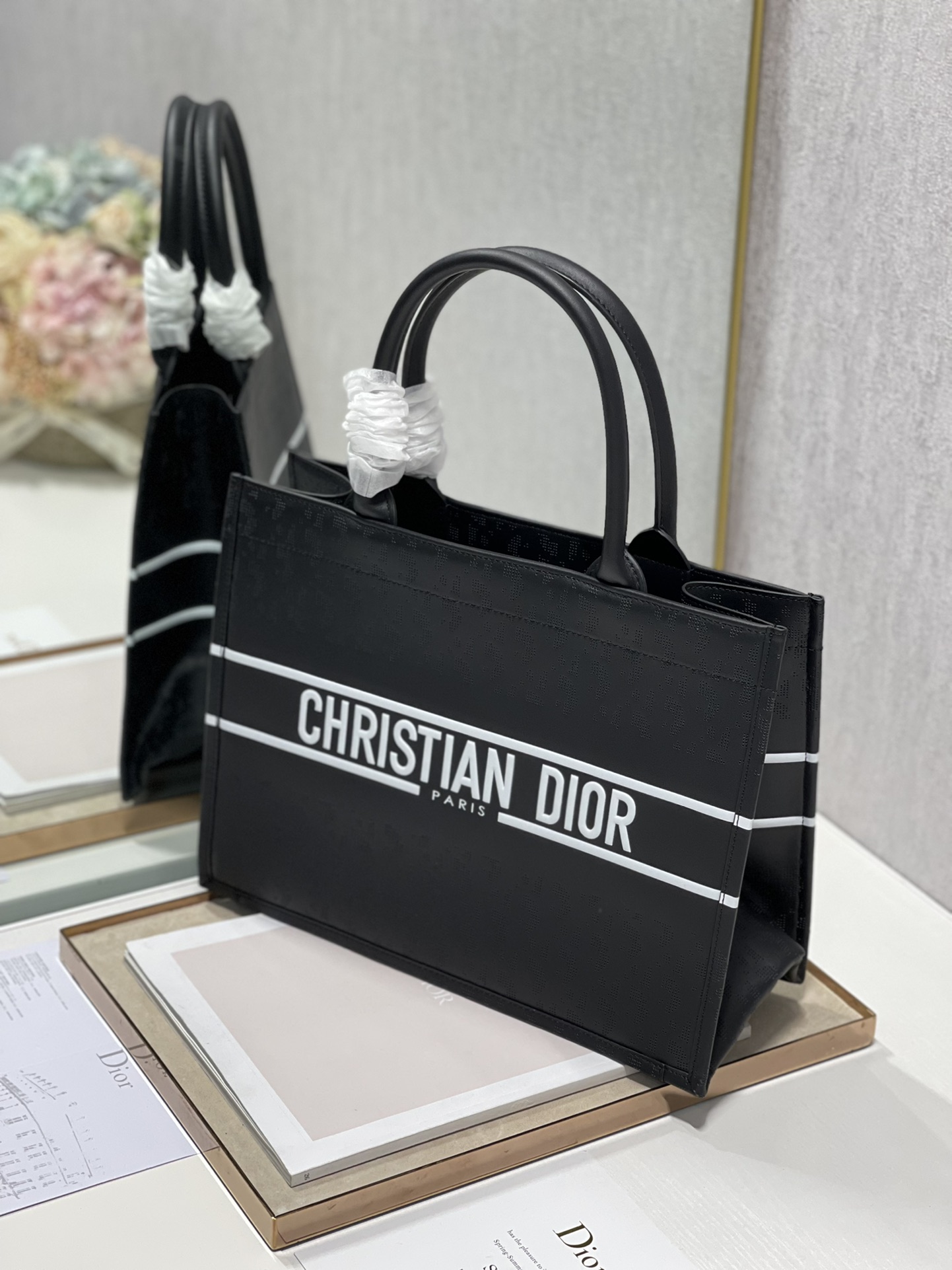 D10r small book tote black leather m1296 36 × 28 cm