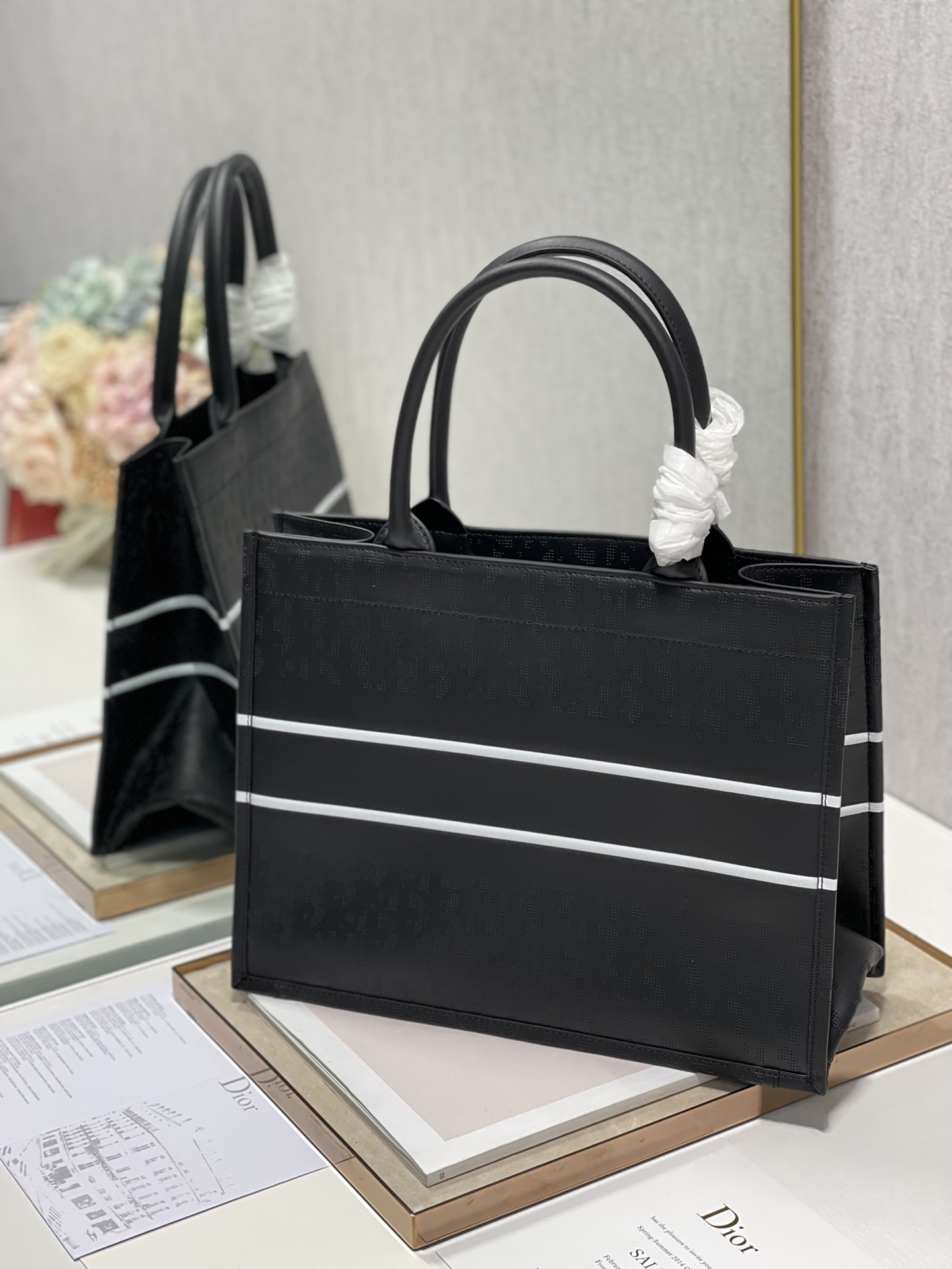D10r small book tote black leather m1296 36 × 28 cm
