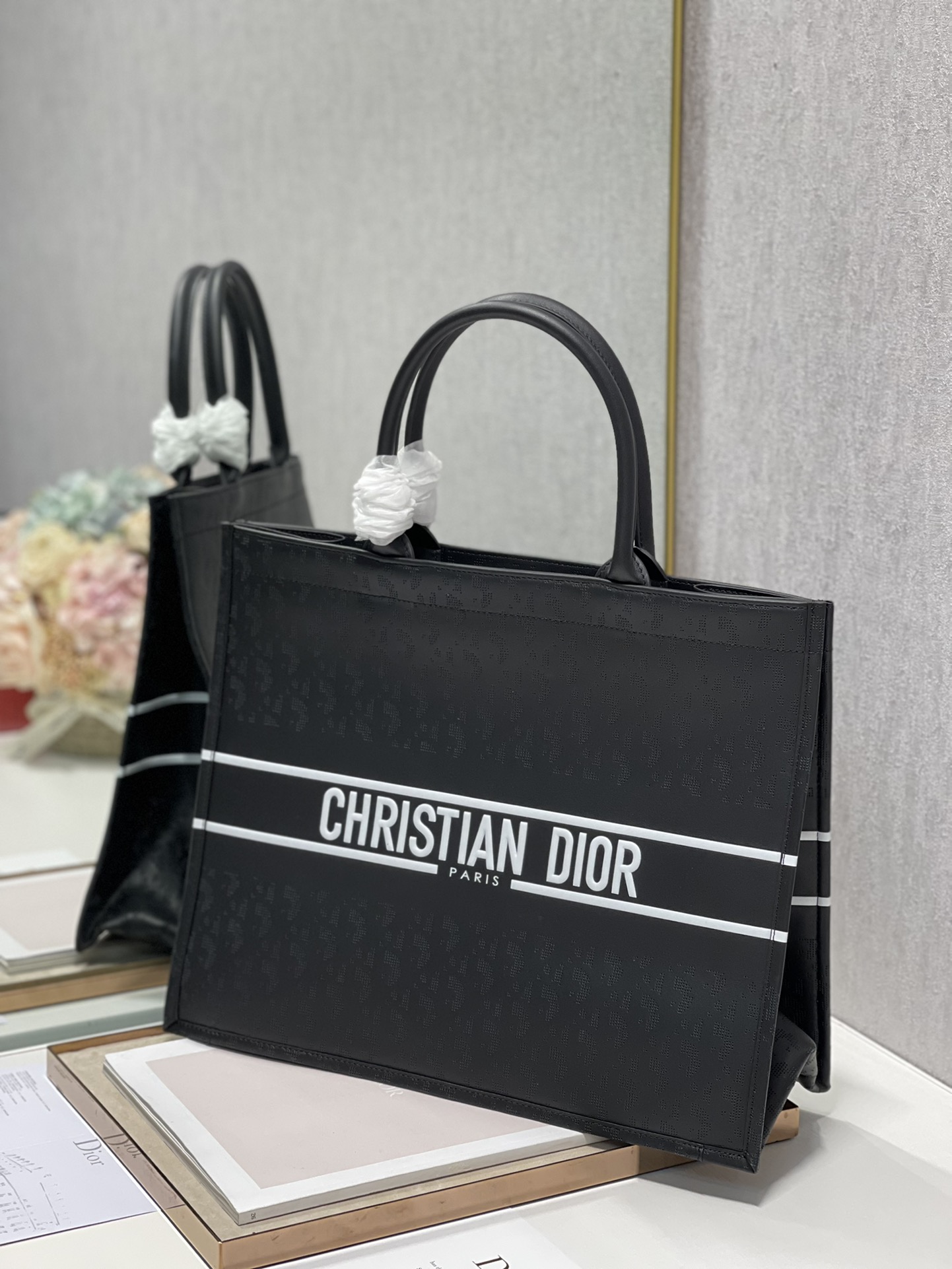 D10r book tote black leather m1286 41 x 32 cm