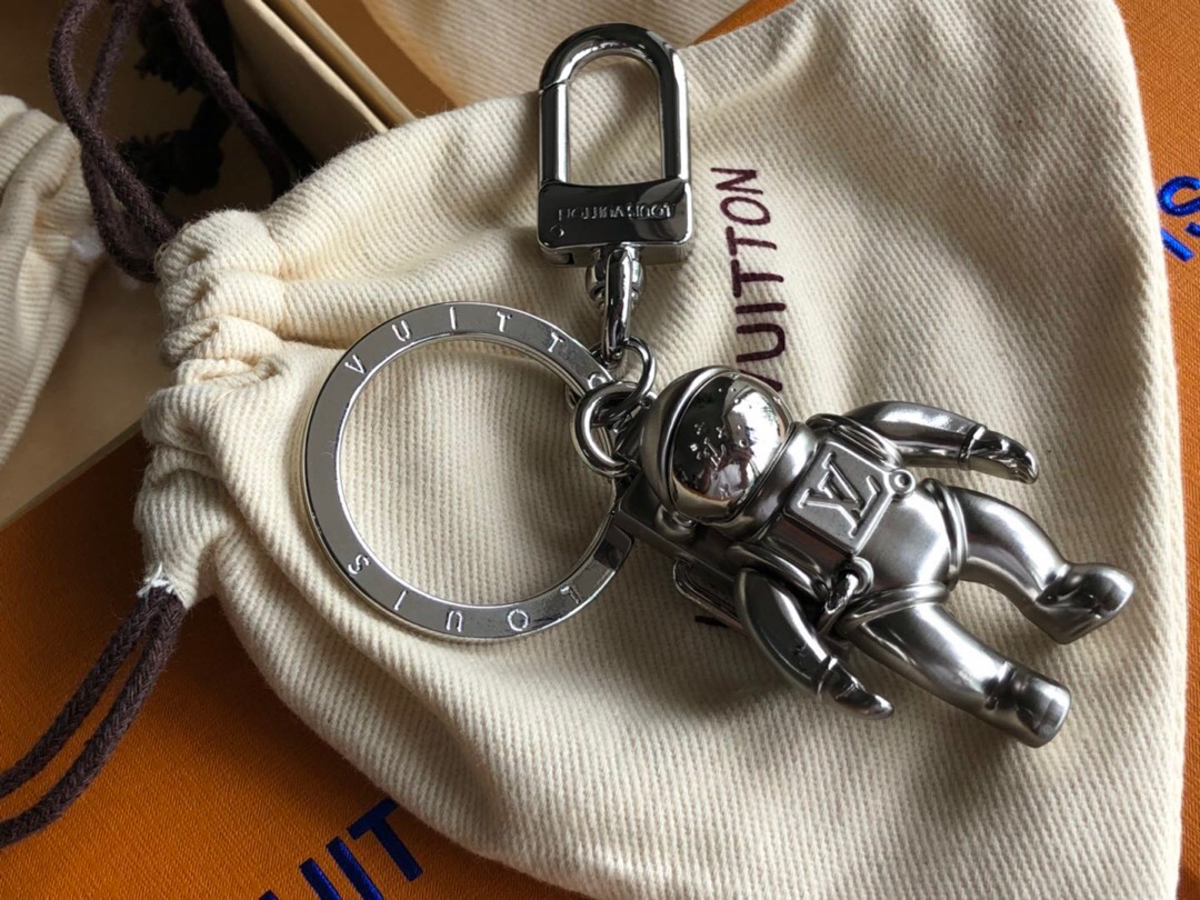 l0vis Vvtt0n spaceman hanging keychain silver