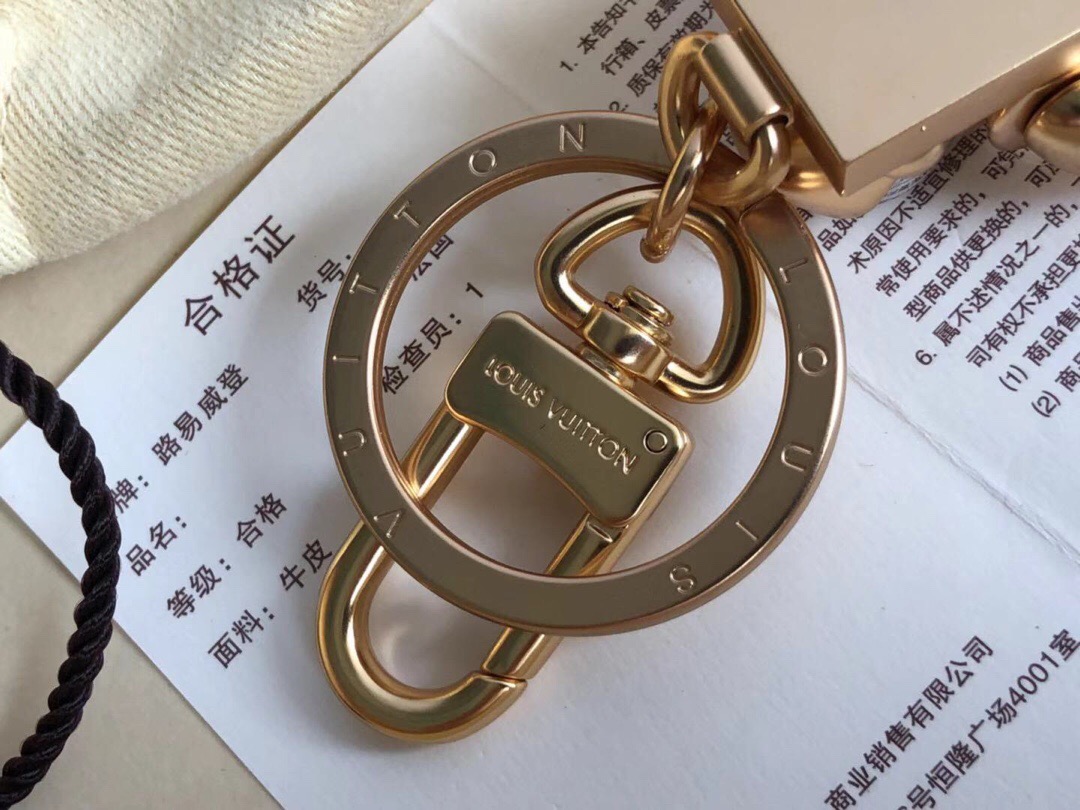 l0vis Vvtt0n spaceman hanging keychain golden