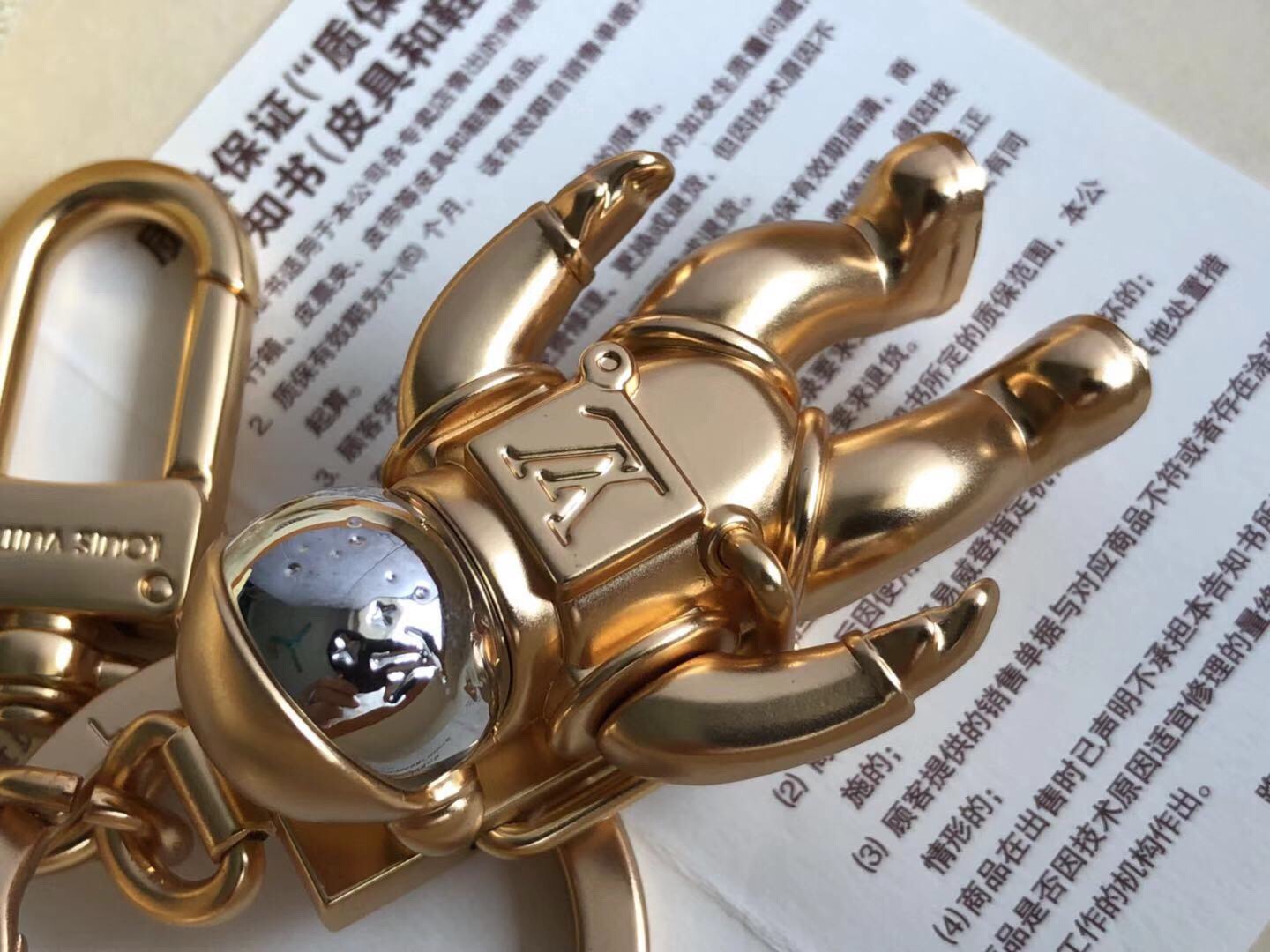 l0vis Vvtt0n spaceman hanging keychain golden