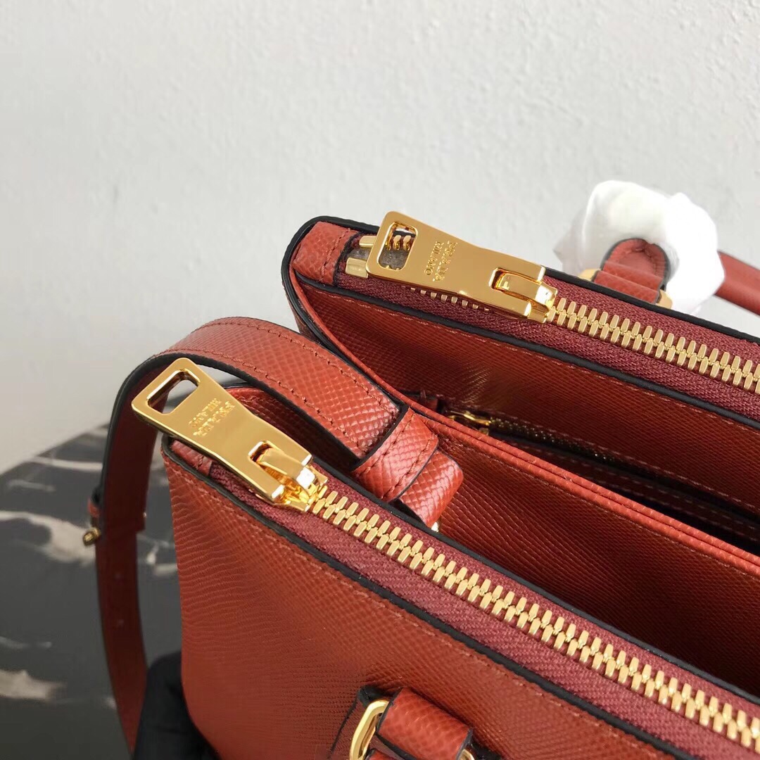 Pra*a medium galleria saffiano carrot 1ba232 31 × 22.5 × 13.5 cm