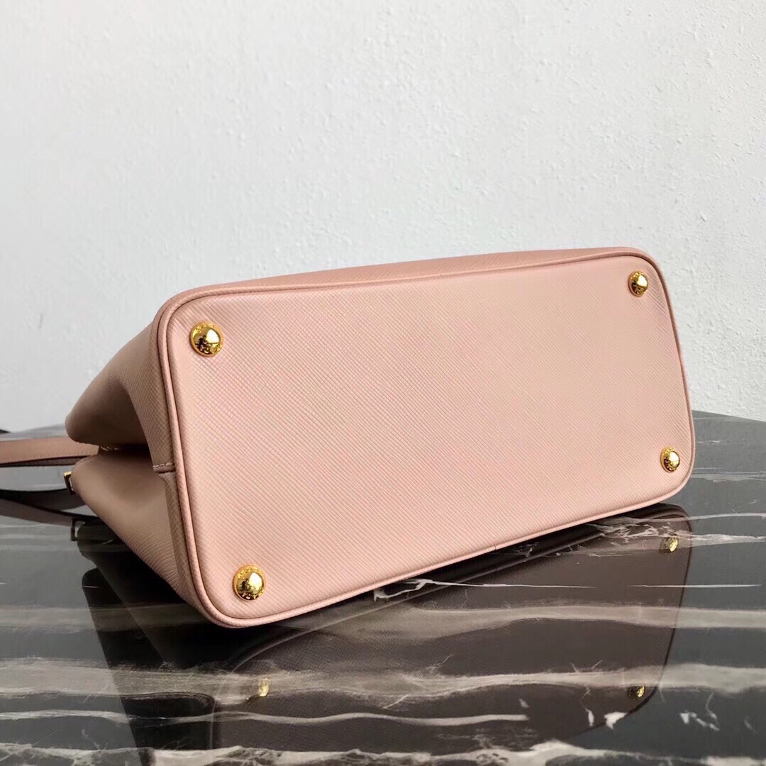 Pra*a medium galleria saffiano powder pink 1ba232 31 × 22.5 × 13.5 cm