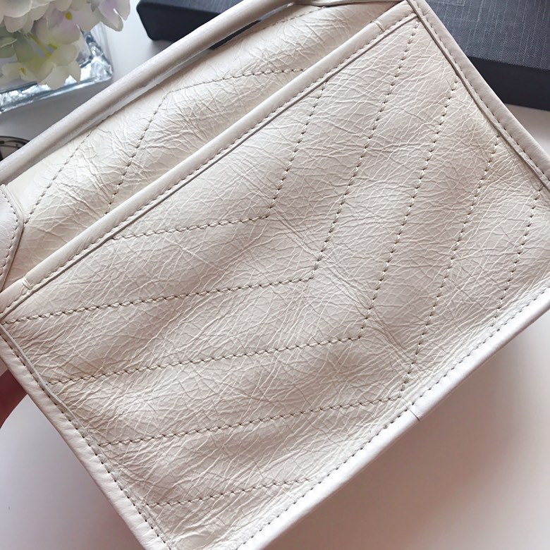 Y51 niki baby in lambskin leather white 5330371 22 x 16.5 x 12 cm