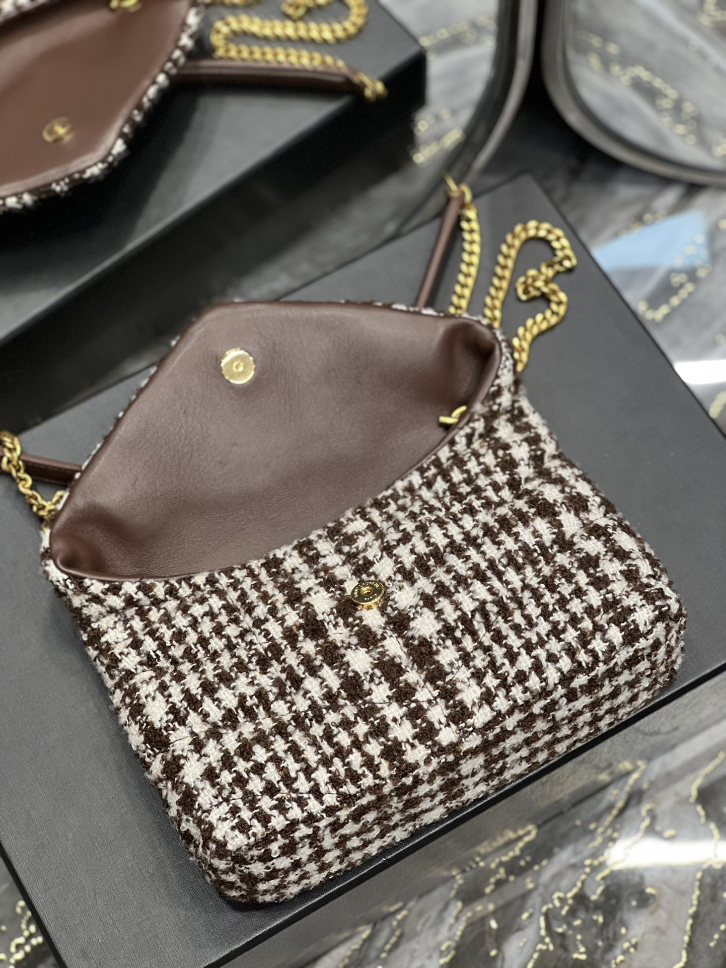 Y51 mini puffer bag in checked tweed and lambskin beige 577476 23 × 15.5 × 5.8 cm