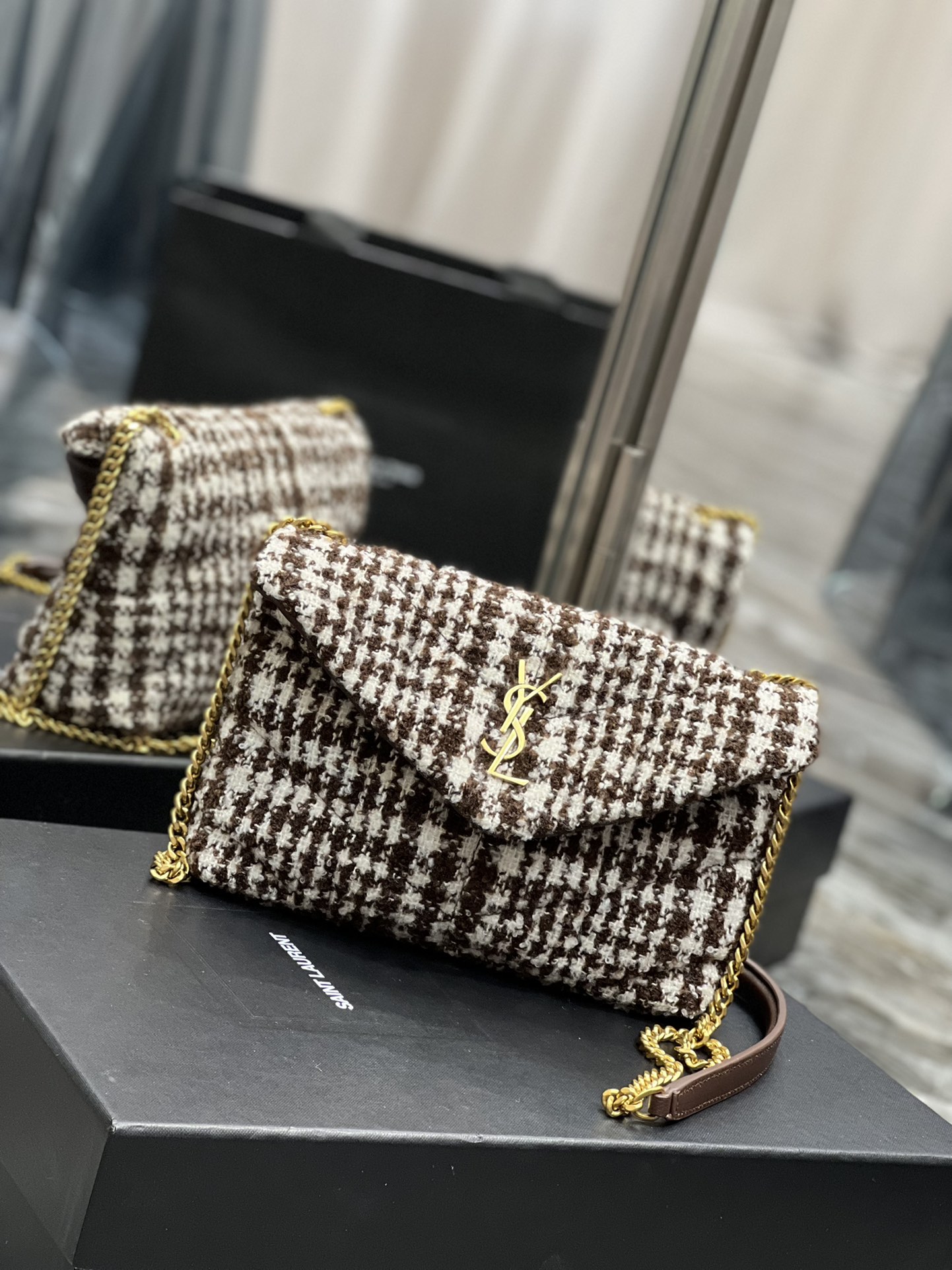 Y51 mini puffer bag in checked tweed and lambskin beige 577476 23 × 15.5 × 5.8 cm