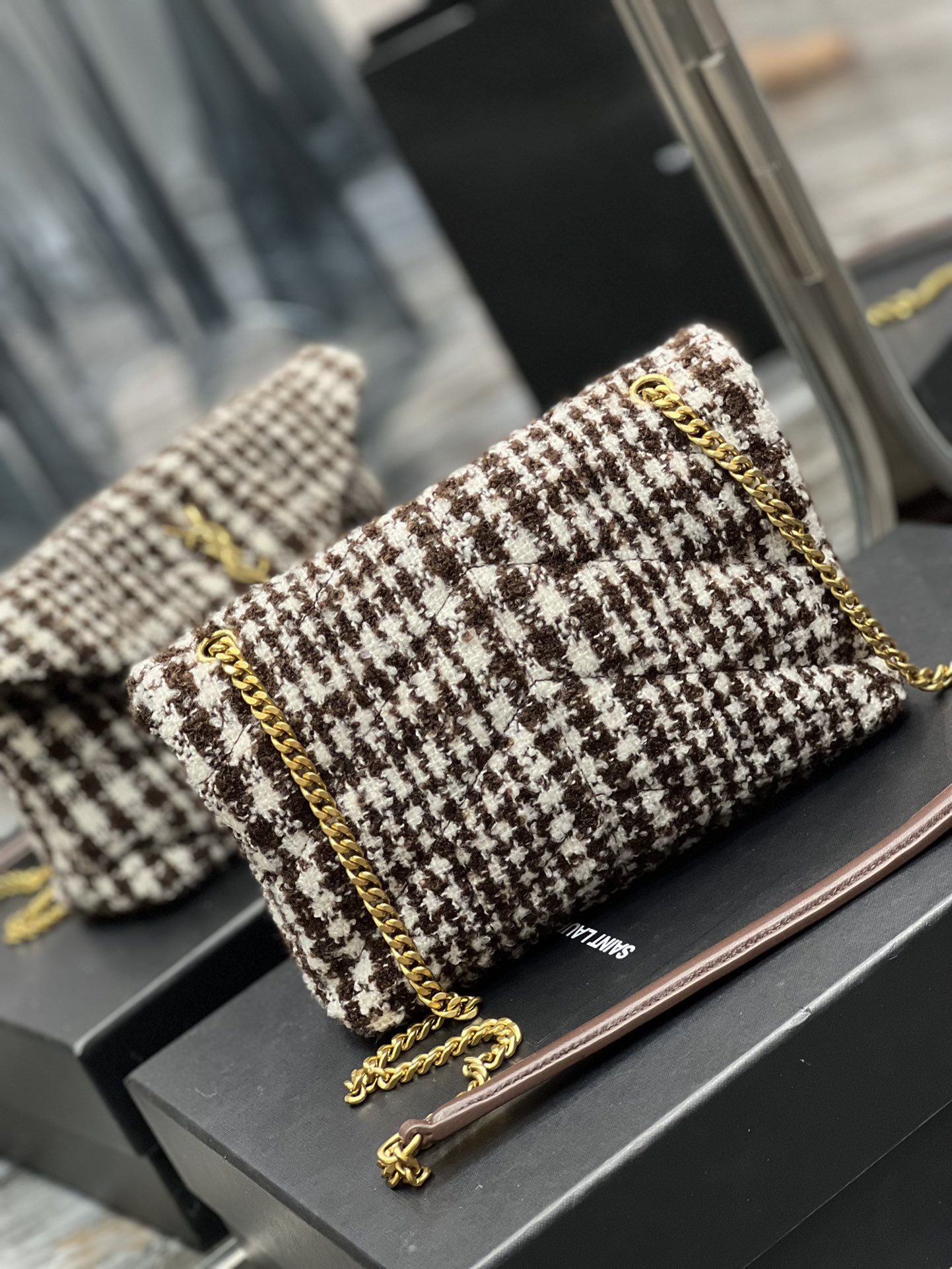 Y51 mini puffer bag in checked tweed and lambskin beige 577476 23 × 15.5 × 5.8 cm