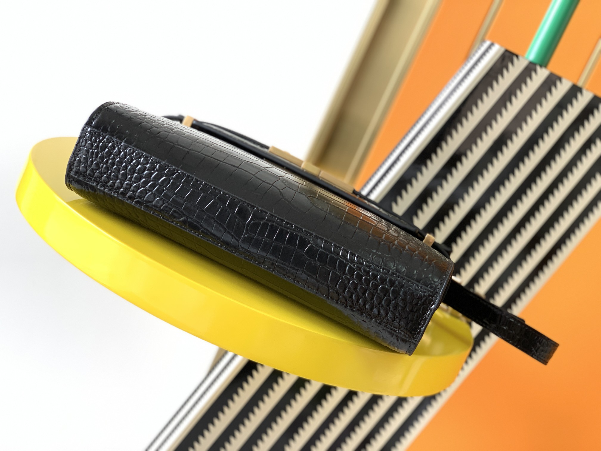 Y51 small manhattan shoulder bag crocodile leather black 6756260 24 x 17.5 x 6 cm