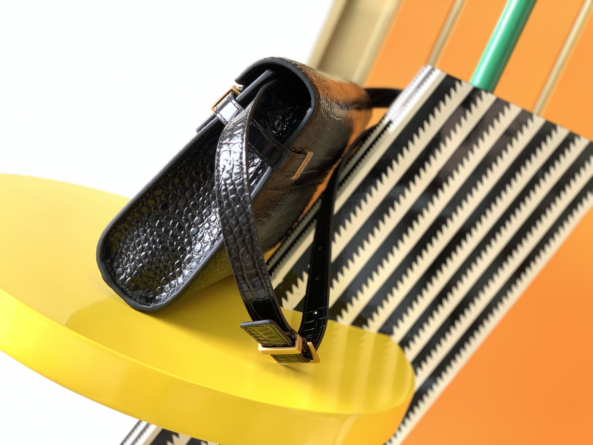 Y51 small manhattan shoulder bag crocodile leather black 6756260 24 x 17.5 x 6 cm